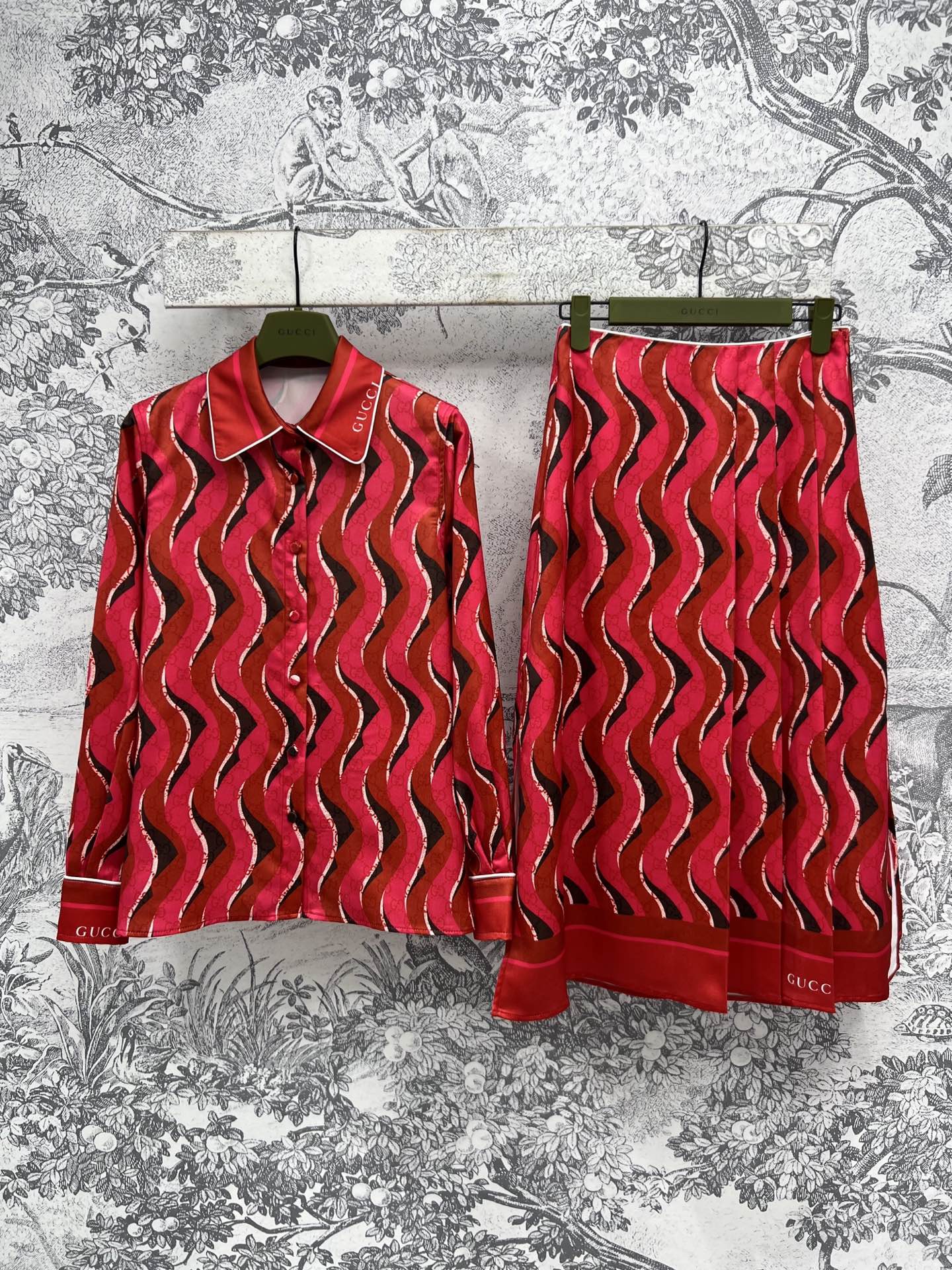 NO:313205,Top half home 25 early spring new style twill printed shirt   irregular slit skirt suit full of printed letters Logo twill printed fabric A set of easy matching to grasp the golden proportions body irregular skirts look super slim, a fashionable suit that is good for commuting and casual, one color three sizes S, skirts, shirts, gold, alexander wang19860909上衣半家 25早春新款 斜纹印花衬衫 不规则开叉半身裙套装 通身满印的字母Logo斜纹印花面料 一套搭配轻松拿捏黄金比例身材 不规则裙摆超级显瘦 通勤休闲都不错的时髦套装 一色三码 S,,skirts,shirts,gold,alexander wang,Women's clothing