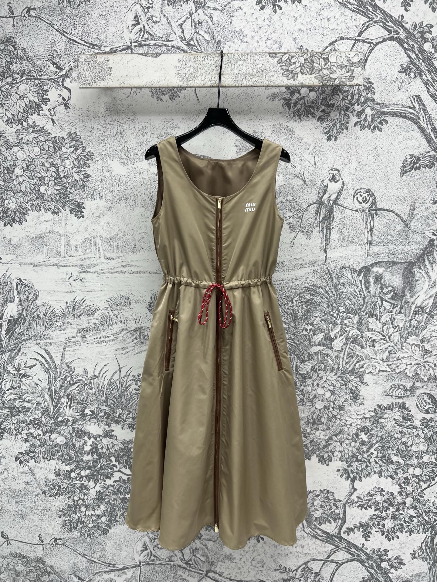 NO:313209,Miu 25 spring and summer new style, sleeveless waist-retracting dress, can be worn as a vest, khaki feels full of feeling, waist drawstring creates a waist-retracting outline, perfectly lengthening the legs, super long legs, cool and handsome, age-reducing, fashionable upper body and use money to embellish the double-sided small zippers, sweet or salty, not picky at all, date and leisure are OK, one color, three codes SML 9,,miumiu, skirts, alexander wang19860909Miu 25春夏新款 无袖收腰连衣裙 拉开拉链可以当马甲穿 卡其色感觉感十足 腰间抽绳打造收腰轮廓 完美拉长腿部比例超级显腿长 酷帅减龄感十足 上身时髦又白搭钱双侧小拉链点缀 可甜可盐 完全不挑人 约会休闲都OK 一色三码 SML 9,,miumiu,skirts,alexander wang,Women's clothing