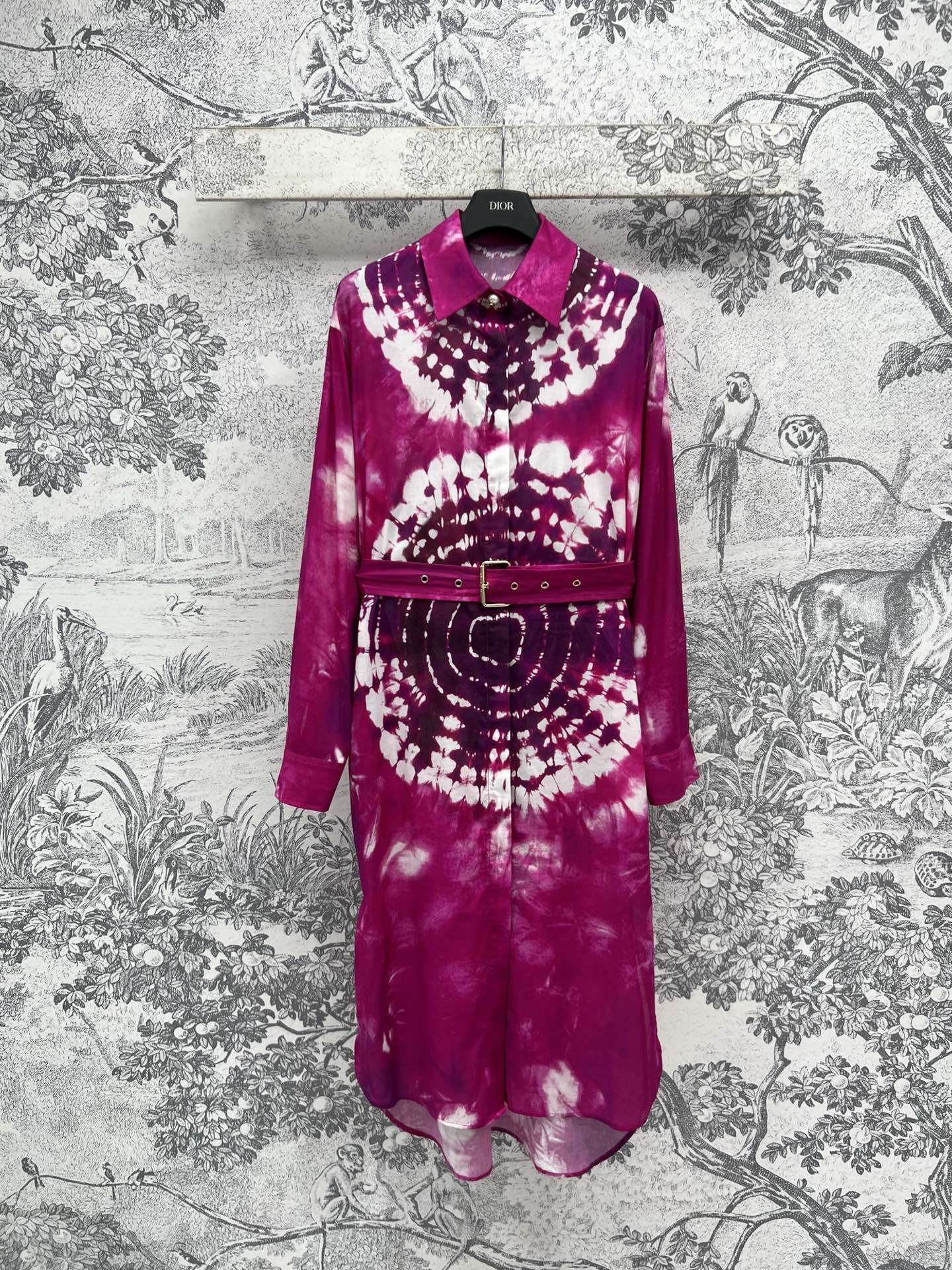 NO:313213,D Home 25 Early Spring New Purple tie-dye printed shirt dress Lapel long-sleeved shirt style Loose and comfortable without picking on the body Customized purple tie-dye printed fabric texture Super Nice Sleeve logo Pearl buckle embellishment Low-key and fashionable High-end feeling Full of high-end feeling Matched with belt waist outlines the waist perfectly divided body proportions, upper body temperament makes it look old and casual and elegant, everyday dates are good, one color three sizes SML, dior, skirts, alexander wang19860909D家 25早春新款 紫色扎染印花衬衣连衣裙 翻领长袖衬衣版型 宽松舒适不挑身材 定制紫色扎染印花面料质感超奈斯 衣袖logo珍珠扣点缀低调又时髦 高级感满满 搭配腰带收腰 勾勒出腰身 完美分割身材比例上身超显大长腿 上身气质减龄 又随性优雅 日常约会出街都不错 一色三码 SML,,dior,skirts,alexander wang,Women's clothing