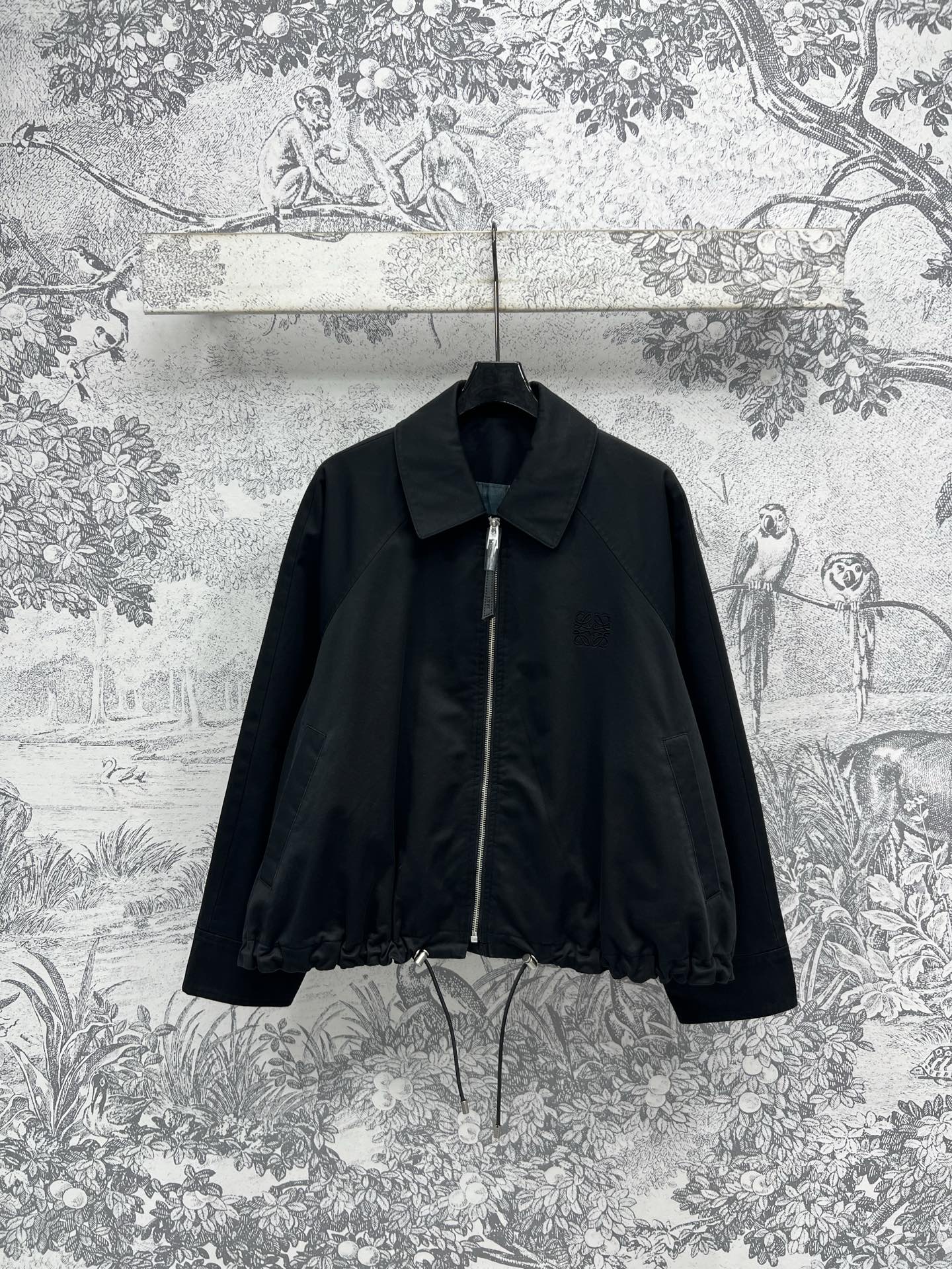 NO:313215,LW Home 25 Early Spring New Lapel Jacket Jacket Style You Can Go Out Once You Wear No need to worry about matching Temperament workwear style cool and stylish Chest embroidery logo embellishment Full of high-end fashionable texture Loose shoulder-length style is not picky about people Customized hardware and gold inner plaid lining large logo leather decoration Bottom drawstring design Casual and handsome and fashionable upper body Sports street photography All are good Two colors and three codes SML, Jackets & coats, Jackets & coats, Alexander wang19860909LW家 25早春新款 翻领夹克外套 一穿就能出门的款 完全不用费心费力搭配 气质工装风酷帅有型 胸前刺绣logo点缀 满满的高级时髦质感 落肩宽松版型基础不挑人 定制的五金配金 内里格纹内衬大logo皮革装饰 底摆抽绳设计 上身休闲帅气又时髦 运动街拍 都不错两色三码 SML,,jackets & coats,jackets & coats,alexander wang,Women's clothing