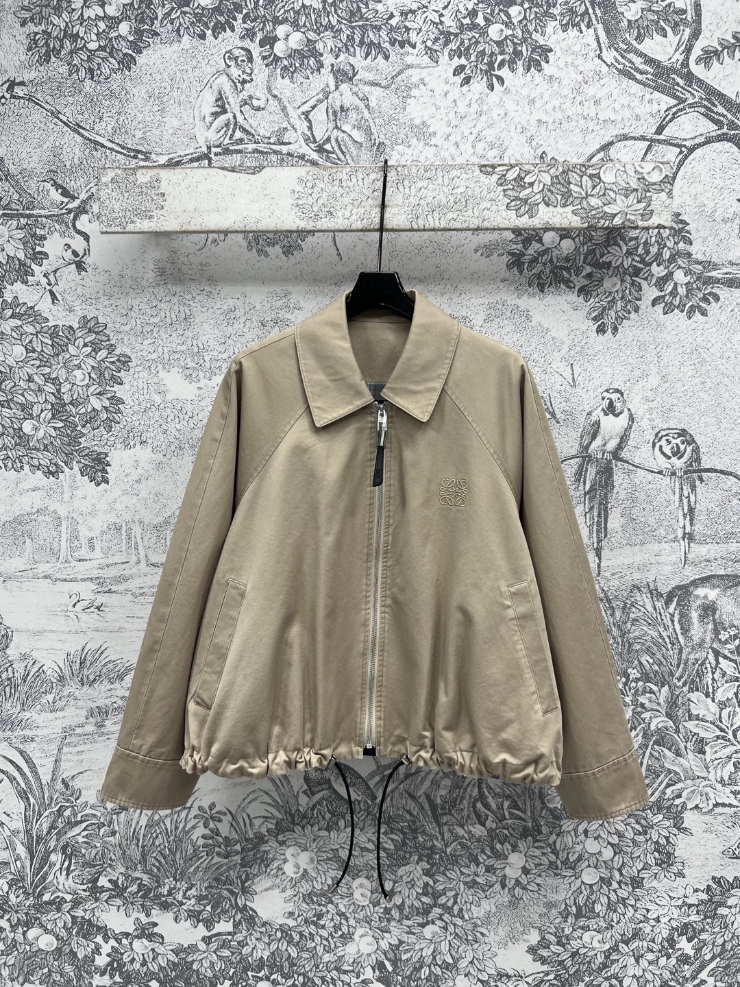 NO:313217,LW Home 25 Early Spring New Lapel Jacket Jacket Style You Can Go Out Once You Wear No need to worry about matching Temperament workwear style cool and stylish Chest embroidery logo embellishment Full of high-end fashionable texture Loose shoulder-length style is not picky about people Customized hardware and gold inner plaid lining large logo leather decoration Bottom drawstring design Casual and handsome and fashionable upper body Sports street photography All are good Two colors and three codes SML, Jackets & coats, Jackets & coats, Alexander wang19860909LW家 25早春新款 翻领夹克外套 一穿就能出门的款 完全不用费心费力搭配 气质工装风酷帅有型 胸前刺绣logo点缀 满满的高级时髦质感 落肩宽松版型基础不挑人 定制的五金配金 内里格纹内衬大logo皮革装饰 底摆抽绳设计 上身休闲帅气又时髦 运动街拍 都不错两色三码 SML,,jackets & coats,jackets & coats,alexander wang,Women's clothing