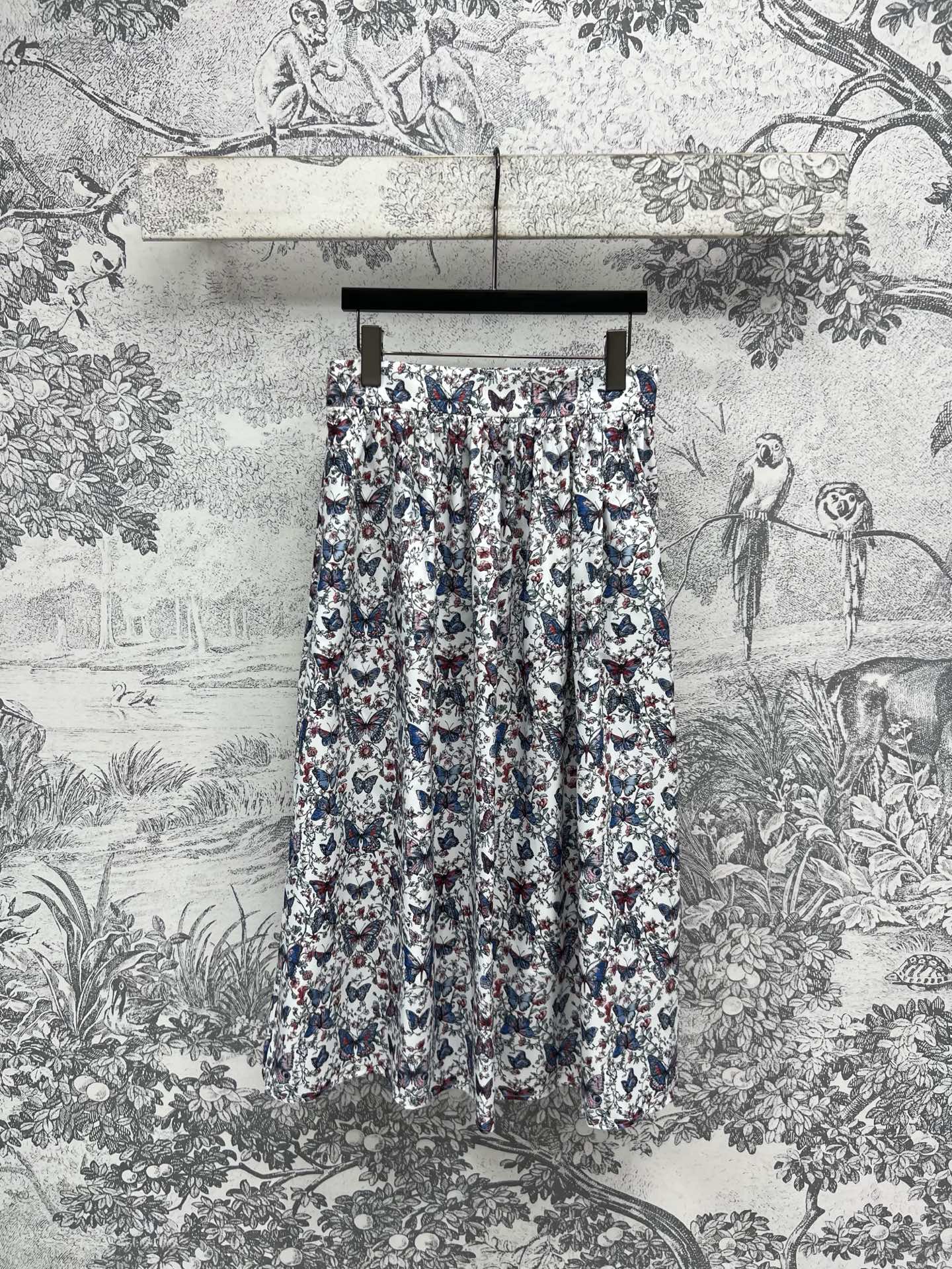 NO:320332,New early spring style, butterfly printed shirt   high-waisted skirt, fresh and elegant print, the upper body is very erect and elegant, can be matched in one set or separately, one color and three codes SML, skirts, shirts, alexander wang19860909早春新款 蝴蝶印花衬衫 高腰半裙 清新淡雅的印花 上身非常抬气质 可以一套搭配也可以分开搭配 一色三码 SML,,skirts,shirts,alexander wang,Women's clothing