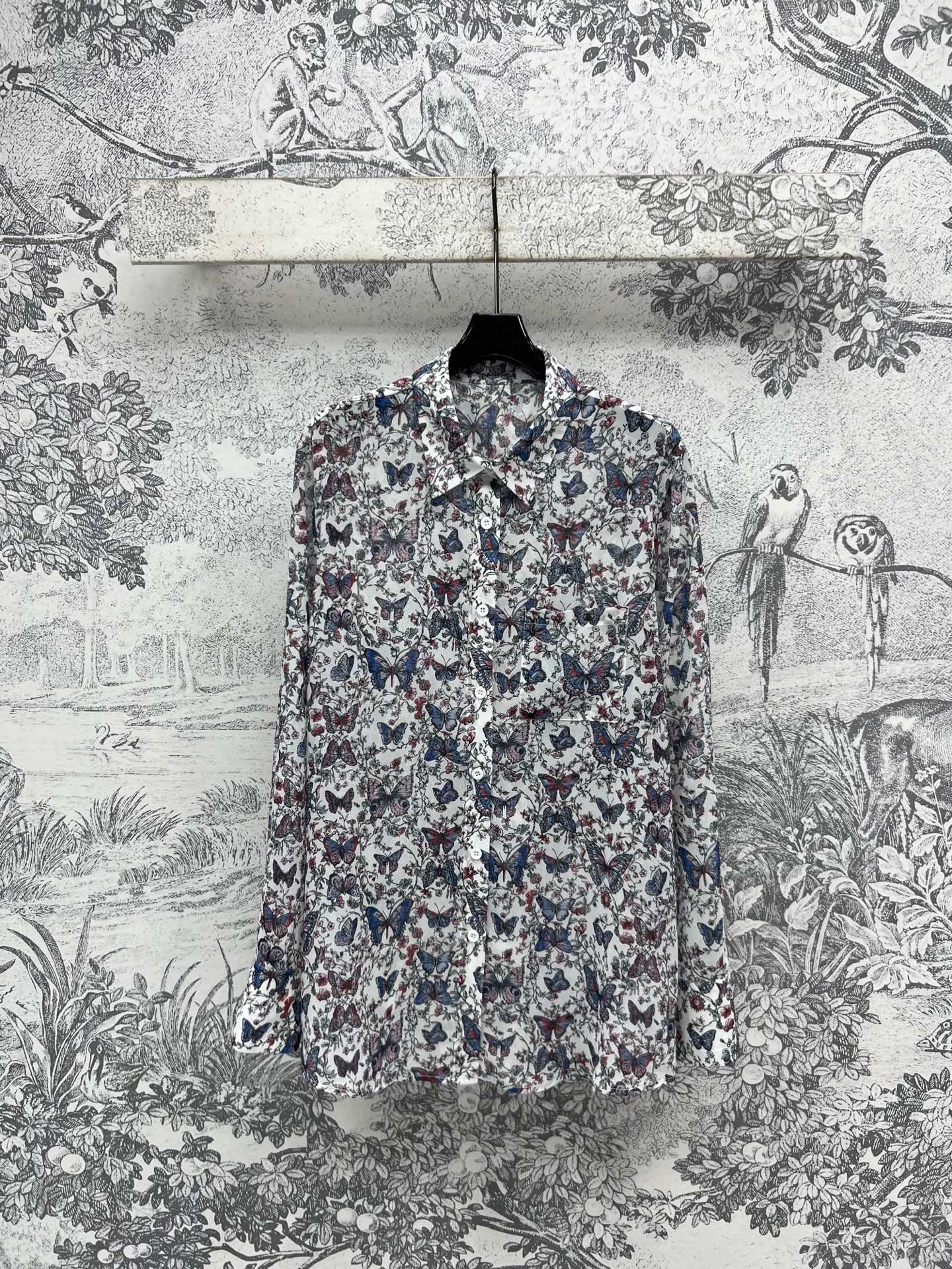 NO:320334,25 early spring new style, butterfly printed shirt   high-waisted skirt, fresh and elegant print, the upper body is very erect and elegant, can be matched in one set or separately, one color and three codes SML 9,, skirts, shirts, alexander wang1986090925早春新款 蝴蝶印花衬衫 高腰半裙 清新淡雅的印花 上身非常抬气质 可以一套搭配也可以分开搭配 一色三码 SML 9,,skirts,shirts,alexander wang,Women's clothing