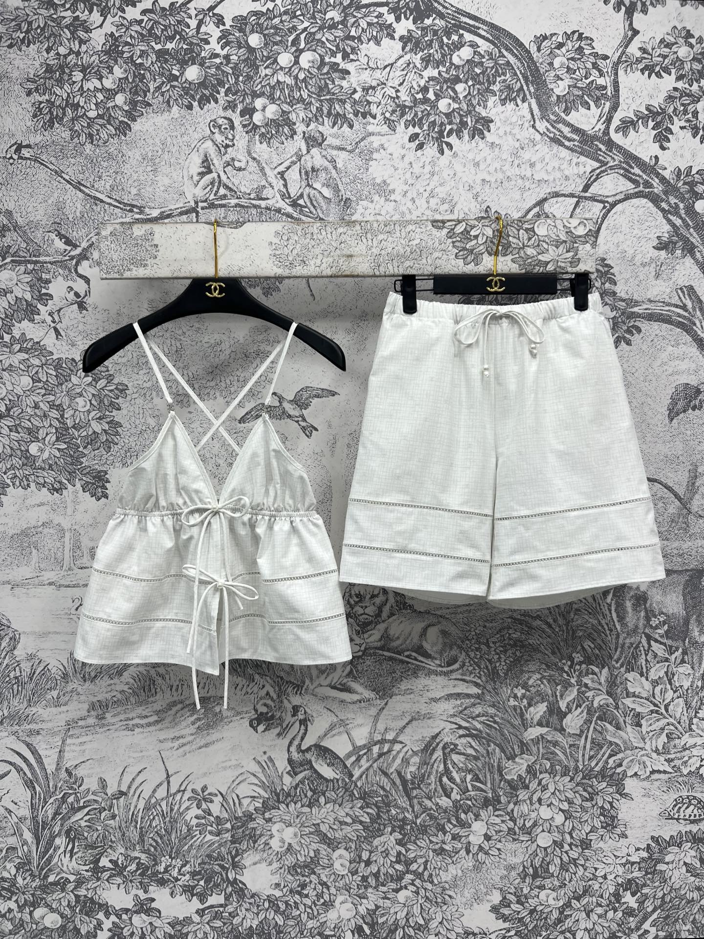 NO:320338,Xiaoxiang style 25 spring and summer new style, double C printed high-waist shorts   sexy hollow bow suspender vest crossed beautiful back style, the back looks monotonous, especially temperament, the suspender vest is looming, the hollow bow decorative belt is a little sexy, the upper body is a hot girl Customized double C plaid printed fabric, low-key and fashionable, cool and comfortable in summer, three-digit one color SML, shorts, alexander wang19860909小香风 25春夏新款 双C印花高腰短裤 性感镂空蝴蝶结吊带背心 交叉的美背款式 背面看起来也不单调 特别显气质 吊带背心若隐若现 镂空蝴蝶结装饰带一点点小性感 上身就是辣妹 定制双C格纹印花面料 低调又时髦 夏季清凉又舒适 一色三码 SML,,shorts,alexander wang,Women's clothing