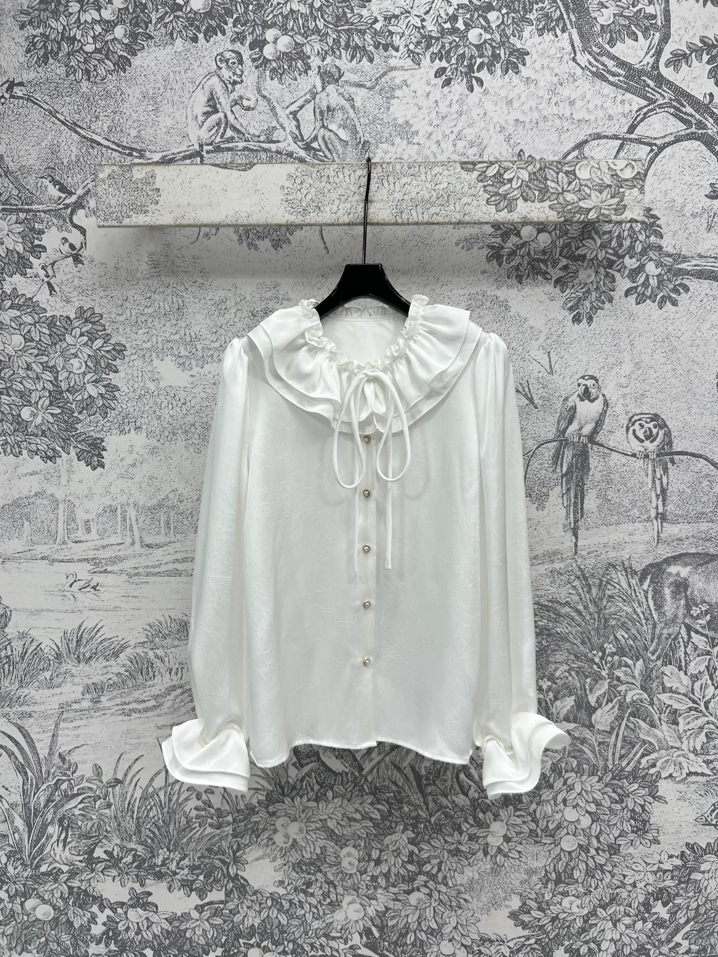 NO:320342,25 early spring new style with long-sleeved shirt with lotus leaf collar. The lotus leaf collar has its own gentle and intellectual temperament. The jacquard fabric has excellent texture. The texture is spliced ​​and slim-fitting cut. Sweet and playful. Paired with the ruffled neckline. The overall gentle feeling is up. No matter how you match it, it is very good. The gentle and casual temperament is easy to grasp. It looks good with single layering. One color and three codes. SML,,shirts,alexander wang1986090925早春新款 荷叶领长袖衬衫 荷叶领自带温柔知性气质 提花面料质感超赞 自带纹理感 拼接修身剪裁 甜美俏皮 搭配荷叶边系带领口 整体温柔感up 无论怎么搭配都很绝 温柔随性的气质轻松拿捏 单穿叠搭都好看 一色三码 SML,,shirts,alexander wang,Women's clothing