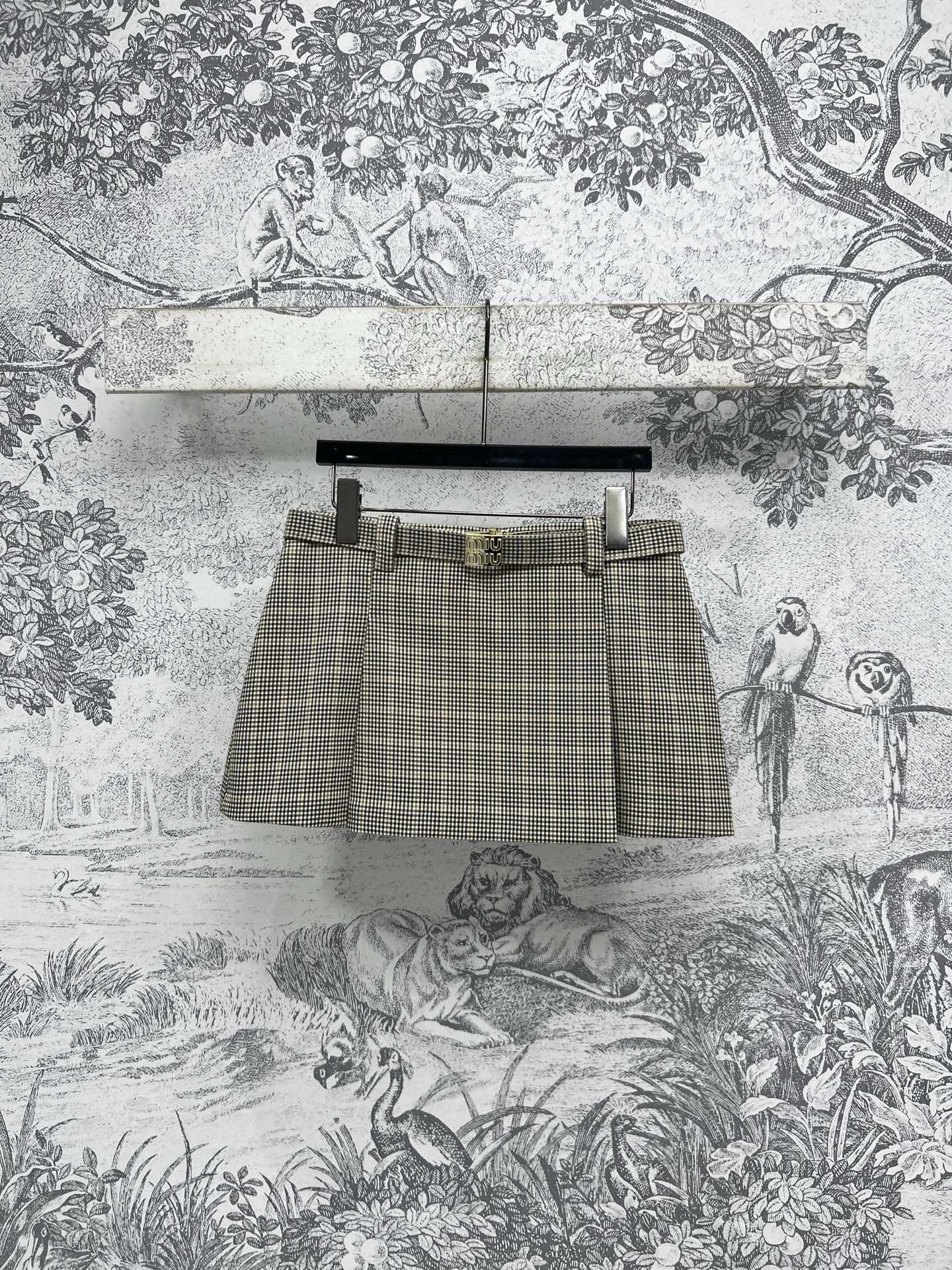 NO:320350,Miu 25 early spring new style, plaid logo belt skirt, super A pleated skirt, super long legs with tops in the same series, retro houndstooth fabric, three-dimensional slim tailoring, slim and retro fashionable, details are very well-made, one color three-code SM,,miumiu, skirts, alexander wang19860909Miu 25早春新款 格纹logo腰带短裙 超A压褶短裙 搭配同系列上衣超显大长腿 复古千鸟格面料 立体的修身剪裁上身显瘦又很复古时髦 细节做工都很到位 一色三码 SM,,miumiu,skirts,alexander wang,Women's clothing