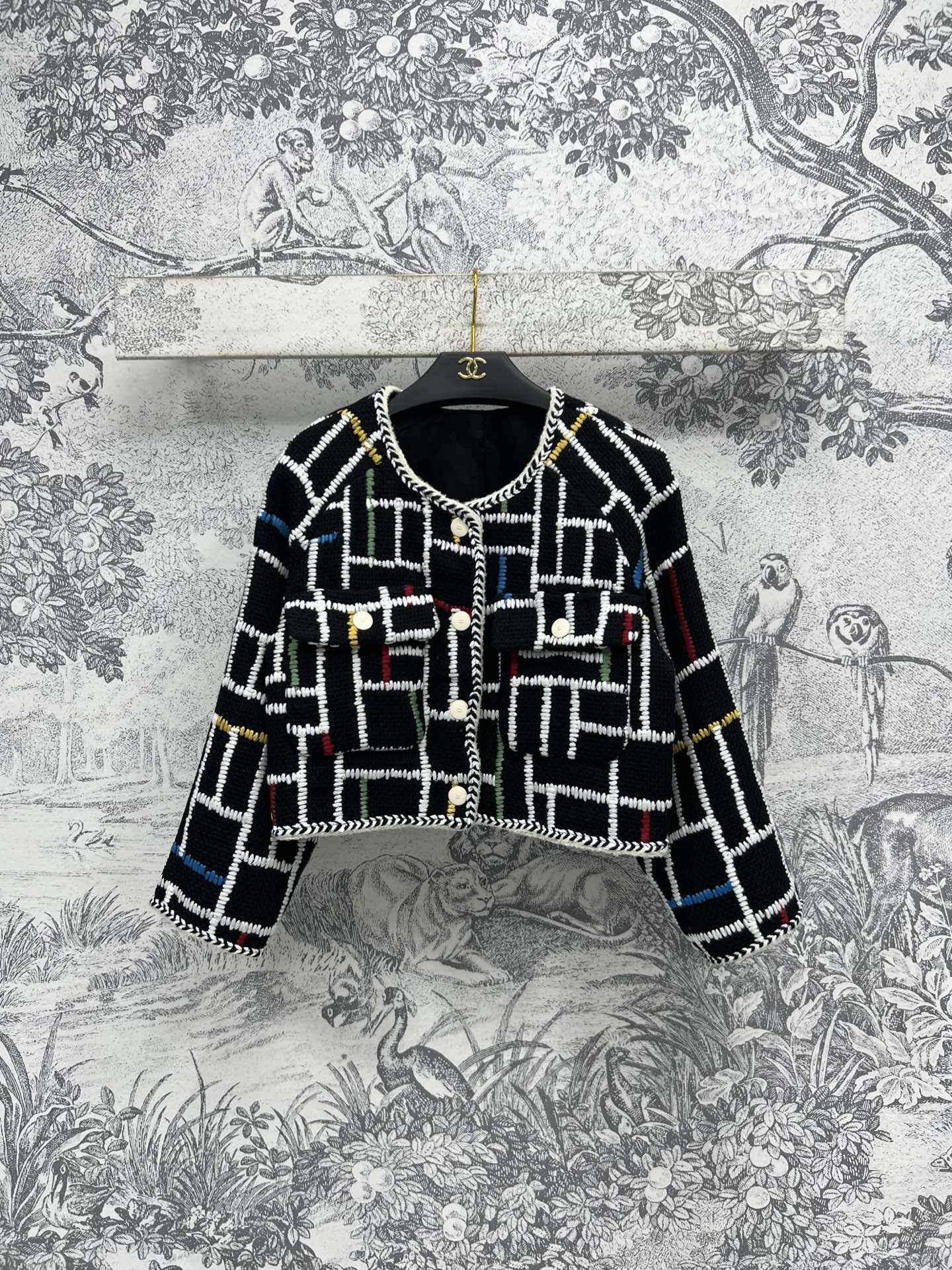 NO:320354,Xiaoxiang style 25 early spring new style contrasting plaid tweed short jacket round neck double C single-breasted jacket The upper body is really fashionable girl YB customized tweed fabric with texture texture One color three code SML 8,,jackets & coats,alexander wang19860909小香风 25早春新款 撞色格纹粗花呢短款外套 圆领双C单排扣外套 上身真的很洋气少女 YB定制的粗花呢面料 带有纹理感质感 一色三码 SML 8,,jackets & coats,alexander wang,Women's clothing