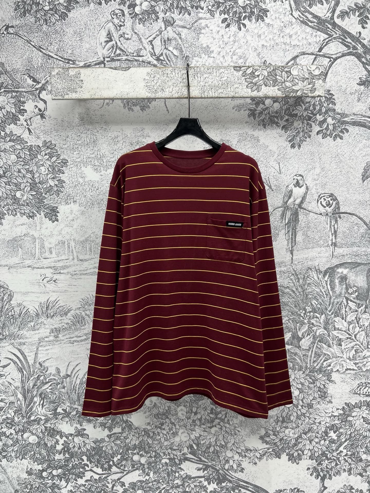 NO:320359,Miu 25 early spring new style single-pocket striped long-sleeved T-shirt with single-pocket brand embroidered patch logo embellishment temperament small round neck design classic striped age-reducing and classic looking, easy to match, very nasty, the upper body is very age-reducing and slimming, especially practical and versatile, the upper body is retro and age-reducing, daily commuting style casually interprets one color three-code SML,,miumiu,tees, t-shirt,alexander wang19860909Miu 25早春新款 单口袋条纹长袖T恤 胸前单口袋品牌刺绣贴布Logo点缀 气质小圆领设计 经典条纹减龄又经典耐看 随便搭配都很奈斯 上身十分减龄又显瘦 特别实穿百搭 上身复古又减龄 日常通勤风格随便演绎 一色三码 SML,,miumiu,tees，t-shirt,alexander wang,Women's clothing