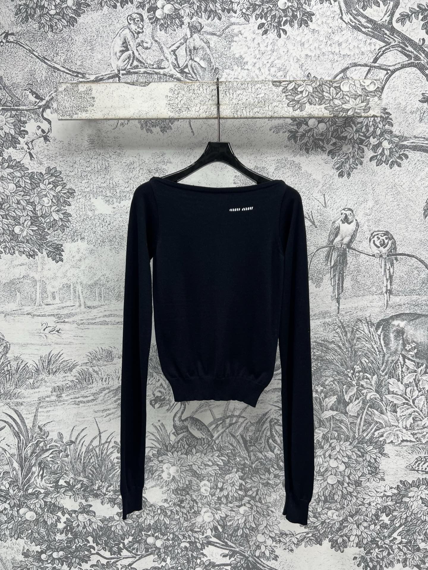 NO:320365,Miu 25 early spring new style, one-shoulder knitted top, carefully crafted knitted fabric, one-shoulder round neck short style, age-reducing girl casual style, lifting temperament and not picking people, look good no matter how you match it, one-color three-code SML,,miumiu,alexander wang19860909Miu 25早春新款 一字肩针织上衣 针织面料精心制作 一字肩圆领短款版型 减龄少女休闲风 抬气质不挑人怎么搭都好看 一色三码 SML,,miumiu,alexander wang,Women's clothing