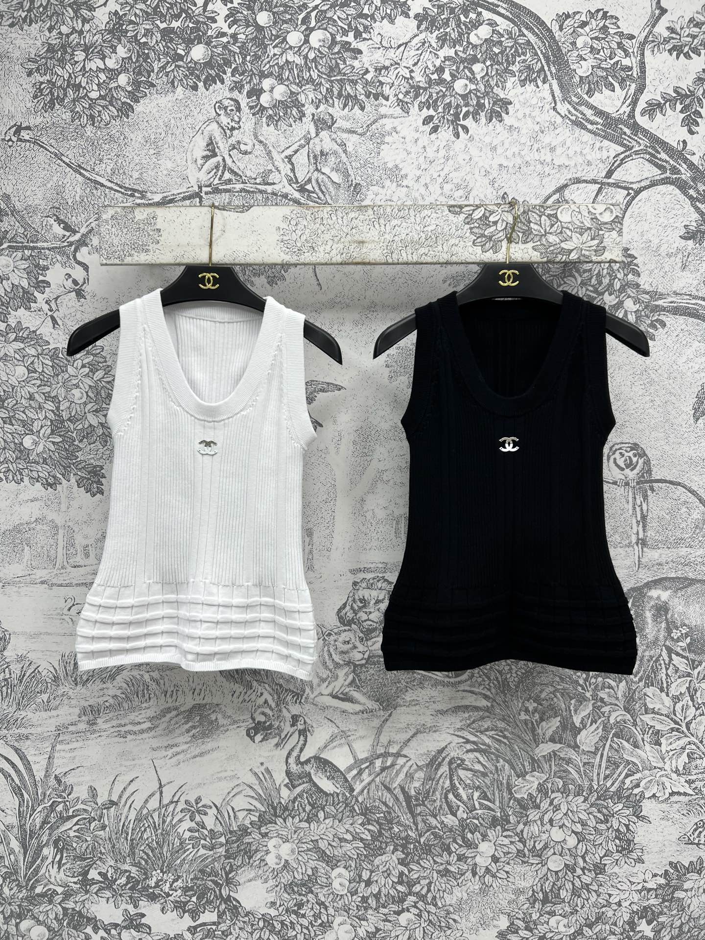 NO:320371,Xiaoxiang style 25 early spring new logo decorative knitted vest fashionable and comfortable items, contrasting color logo hardware decoration on the chest, both inner and outer, essential matching items, two colors and three codes, SML, alexander wang19860909小香风 25早春新款 logo装饰针织背心 时髦又舒服的单品 胸前饰以撞色logo五金装饰 内搭打底还外穿都可以 必不可少的搭配单品 两色三码 SML,,alexander wang,Women's clothing