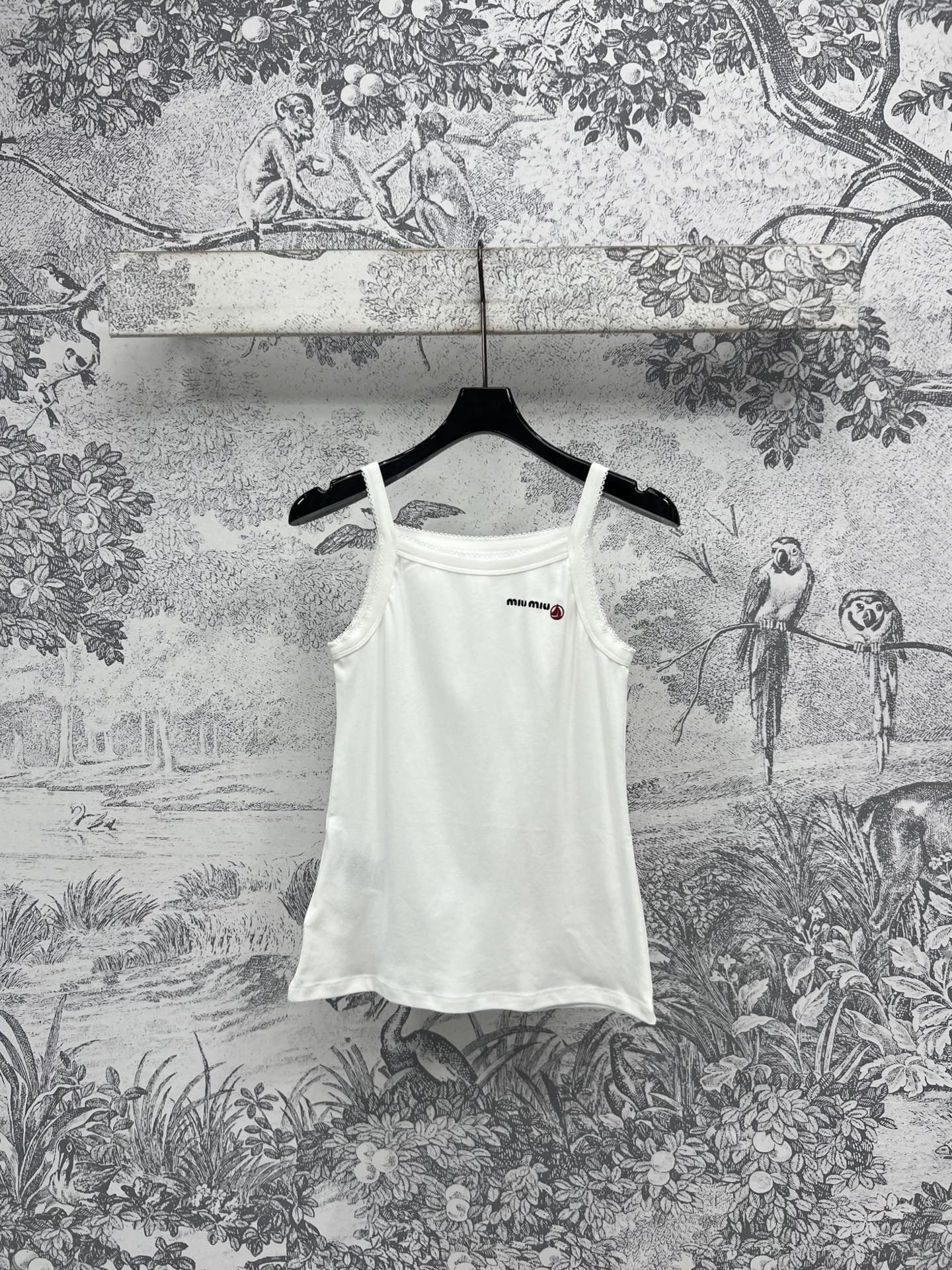 NO:320376,Miu 25 spring and summer new style, small embroidered small vest, must-have items in summer, suspender vest is versatile and great to wear, contrasting letter embroidery logo on the chest is very recognizable, uses solid color pure cotton fabric with small elasticity, looks good with various coats, one color three codes SML,,miumiu, jackets & coats,alexander wang19860909Miu 25春夏新款 刺绣小字母小背心 夏天必备小单品 吊带背心百搭巨好穿 胸前撞色字母刺绣logo很有辩识度 采用纯色纯棉面料 带有小弹力 搭配各种外套都好好看 一色三码 SML,,miumiu,jackets & coats,alexander wang,Women's clothing