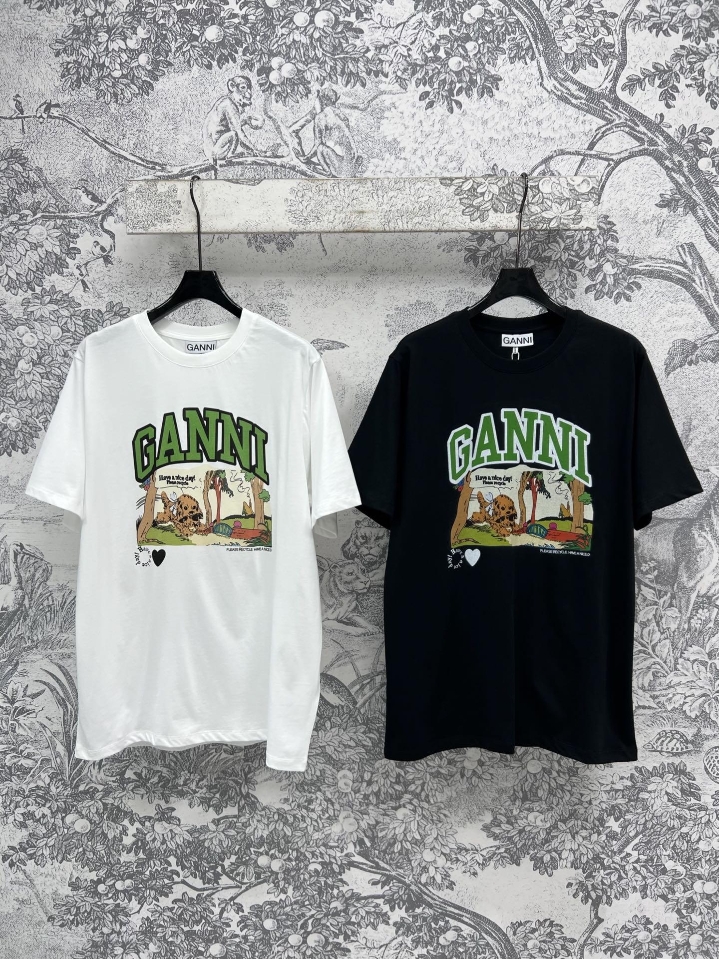 NO:320360,New spring and summer style, fun comic print loose short T, classic round neck loose style, versatile upper body, not picky, imported pure cotton fabric, comfortable texture and breathable, chic print pattern trendy and fashionable, two colors and three codes, SML, alexander wang19860909春夏新款 趣味漫画印花宽松短T 经典的圆领宽松版型 上身百搭不挑人 进口纯棉面料 质感舒适透气 别致印花图案潮流又时尚 两色三码 SML,,alexander wang,Women's clothing