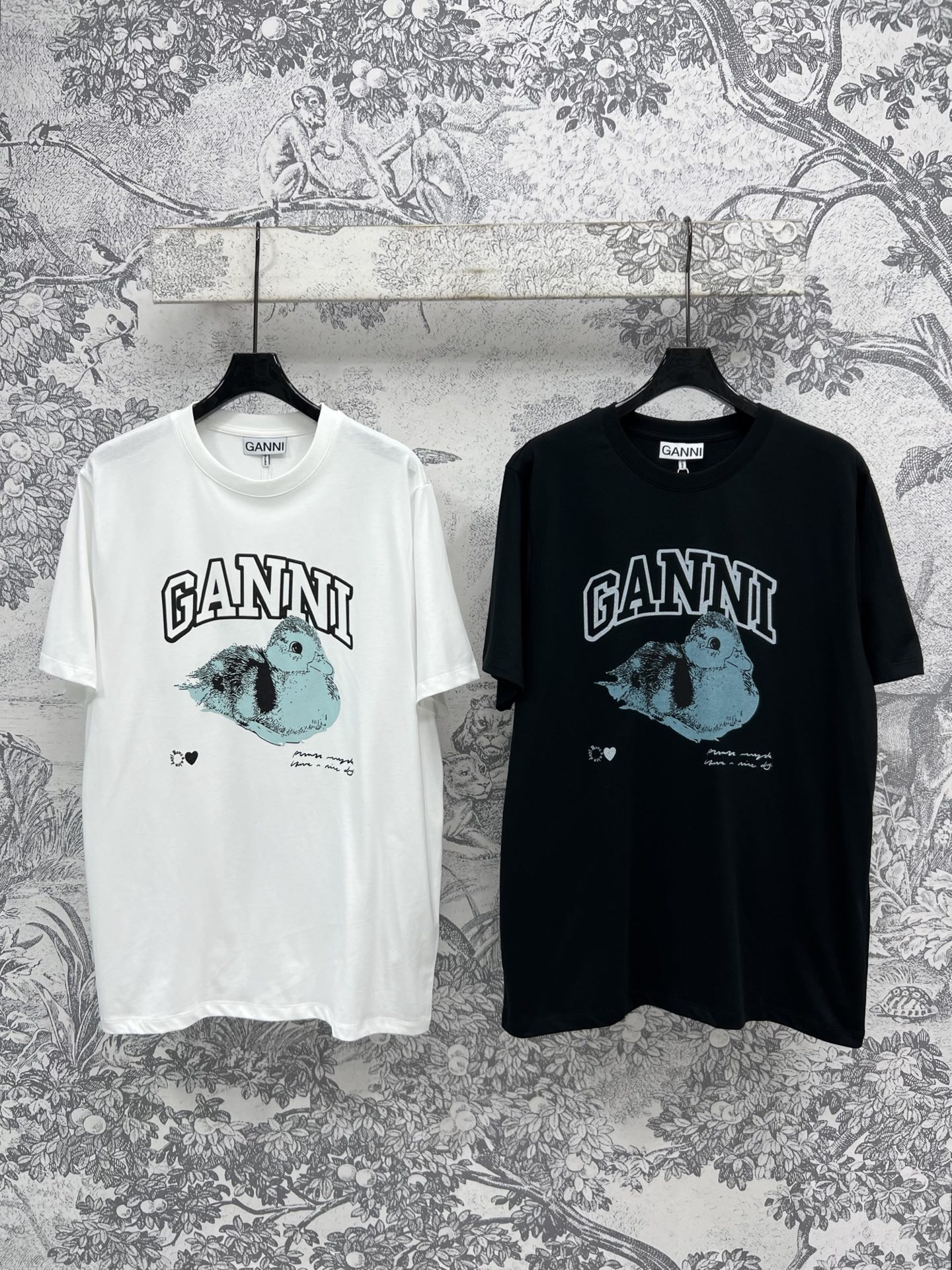 NO:320366,New spring and summer style, duck pattern loose short T-shirt, classic round neck loose style, versatile upper body, not picky, imported pure cotton fabric, comfortable and breathable, chic printed pattern trendy and fashionable, two colors and three codes, SML,,tees, t-shirt,alexander wang19860909春夏新款 鸭子图案宽松短T恤 经典的圆领宽松版型 上身百搭不挑人 进口纯棉面料 质感舒适透气 别致印花图案潮流又时尚 两色三码 SML,,tees，t-shirt,alexander wang,Women's clothing