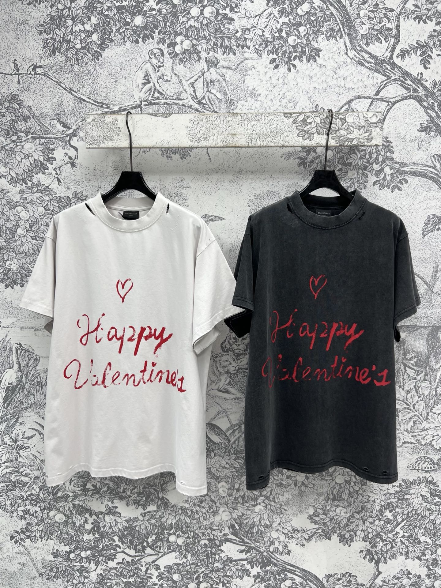 NO:320369,New spring and summer style, loose short T-print letters, embellishment of letters on the chest, low-key and fashionable, round neck ripped design, classic T-shirt loose style, versatile and not picky, slim on the upper body, highlighting youthful vitality, same style for men and women, two colors and three codes, SML,,tees, t-shirt,alexander wang19860909春夏新款 字母印花宽松短T 胸前字母图案点缀 低调又时髦 圆领破洞设计 经典的T恤宽松版型 百搭不挑人 上身显瘦 又凸显青春活力 男女同款 两色三码 SML,,tees，t-shirt,alexander wang,Women's clothing