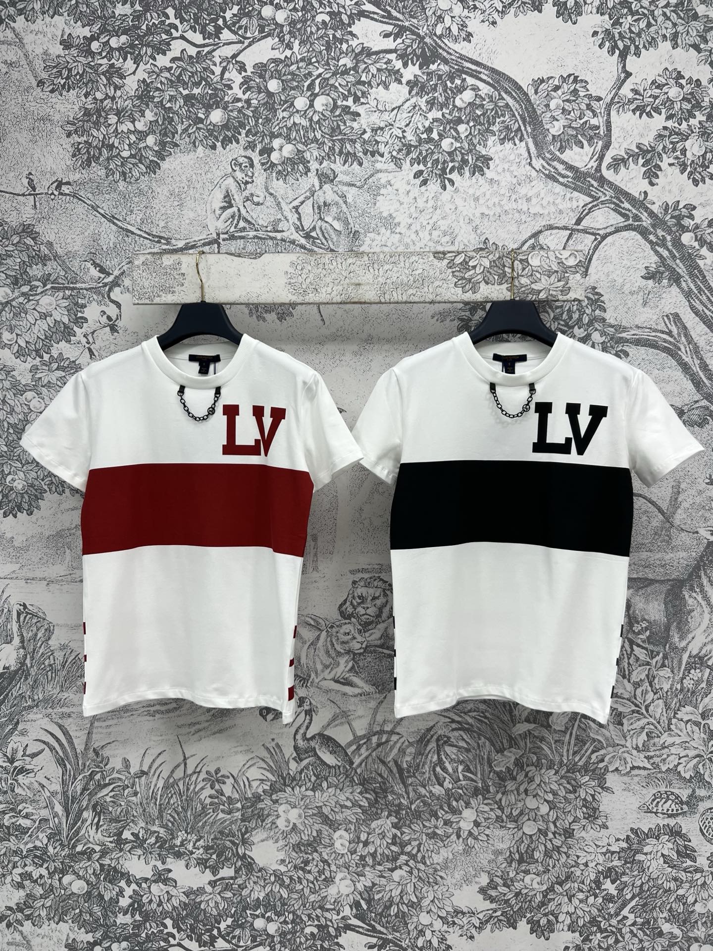 NO:320374,L Home 25 Spring and Summer New Striped Logo Printed Short-Sleeve T-shirt Contrast Printed Short-Sleeve T-shirt Fashionable Fine Arts Sweet and Cool Girls Handsome and Easy to Play with the Top Body, High and Versatile, Easy to grasp the casual and cool feeling of age-reducing two colors and three codes SML,,louis vuitton, T-shirt,tees, t-shirt,alexander wang19860909L家 25春夏新款 条纹logo印花短袖T恤 撞色印花配色短袖T恤 时髦精必入 甜酷风少女帅气随性气质!版型上身显瘦高挑又百搭 轻松拿捏休闲酷帅的减龄感两色三码 SML,,louis vuitton,T-shirt,tees，t-shirt,alexander wang,Women's clothing