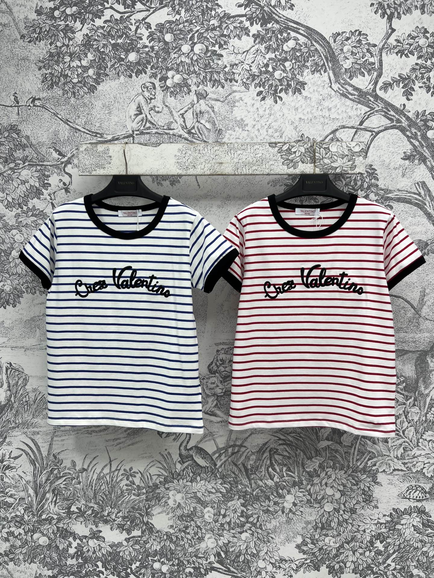 NO:320353,L Home 25 Spring and Summer New Striped Embroidery Logo Short-sleeved T-shirt Refreshing and Clean Striped Design Fabric Light and Breathable Top Body Compatible with Various Wearing Formulas Slim and Covering Meats A must-have item for summer two colors and three codes SML 9,,louis vuitton,T-shirt,tees,t-shirt,alexander wang19860909L家 25春夏新款 条纹刺绣logo短袖T恤 清爽干净的条纹设计 面料上身轻薄透气 兼容各种穿搭公式 显瘦又遮肉 夏季必备小单品两色三码 SML 9,,louis vuitton,T-shirt,tees，t-shirt,alexander wang,Women's clothing