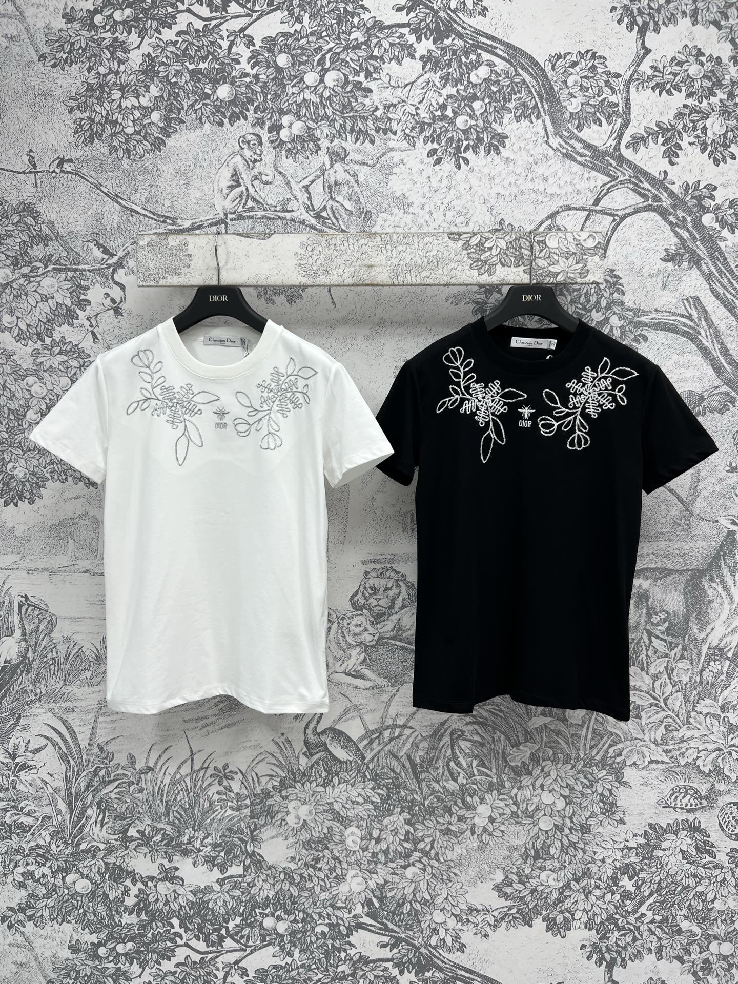 NO:320358,D Home 25 Spring and Summer New Embroidered Round Neck Short Sleeve T-shirt Classic Small Loose Style Round Neck Embroidered Flowers and Bee Embellishment Simple Design Versatile Atmosphere Essential Basic Styles for Human Hands Good Matching Details Online Two Colors and Three Codes SML 8,,dior,T-shirt,tees,t-shirt,alexander wang19860909D家 25春夏新款 刺绣圆领短袖T恤 经典小宽松版型 圆领刺绣花卉小蜜蜂点缀 简洁设计百搭大气 人手必备基础款 各种好好搭配 细节感在线 两色三码 SML 8,,dior,T-shirt,tees，t-shirt,alexander wang,Women's clothing
