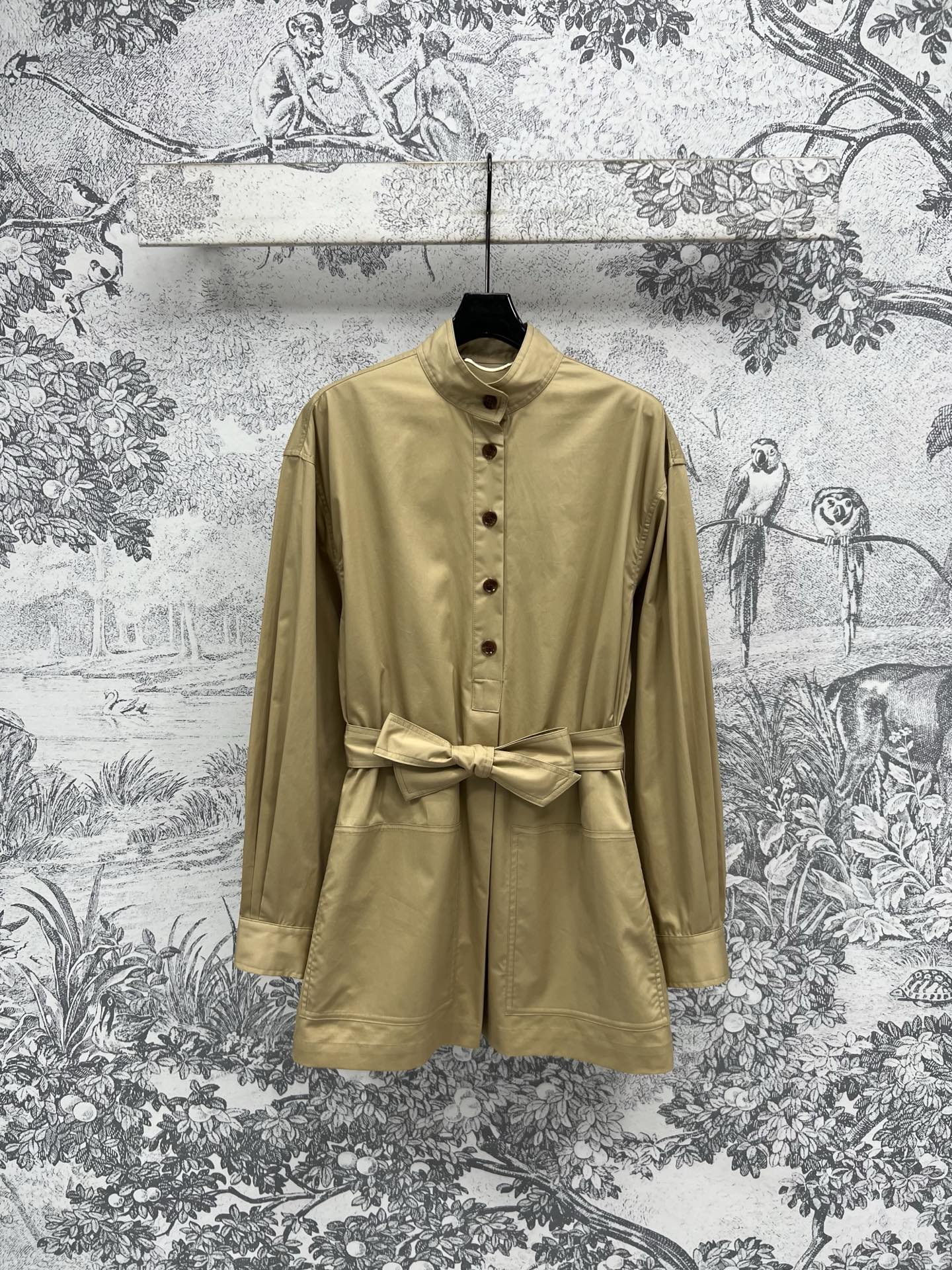 NO:320361,New early spring style, stand-up collar waist-hugging shirt dress, temperament stand-up collar waist-hugging design, upper body lady and elegant and slim, can be easily controlled by any age reduction, refreshing and versatile, not picky, simple and clean, for daily commuting, high-density pure cotton fabric, excellent workmanship details, one color three codes SML, skirts, shirts, alexander wang19860909早春新款 立领收腰衬衫连衣裙 气质立领收腰设计 上身淑女又优雅显瘦 任何减龄都可以轻松驾驭 清爽百搭不挑人 简约又干净利落 对于日常通勤都Ok 高密度纯棉面料 做工细节都很赞 一色三码 SML,,skirts,shirts,alexander wang,Women's clothing