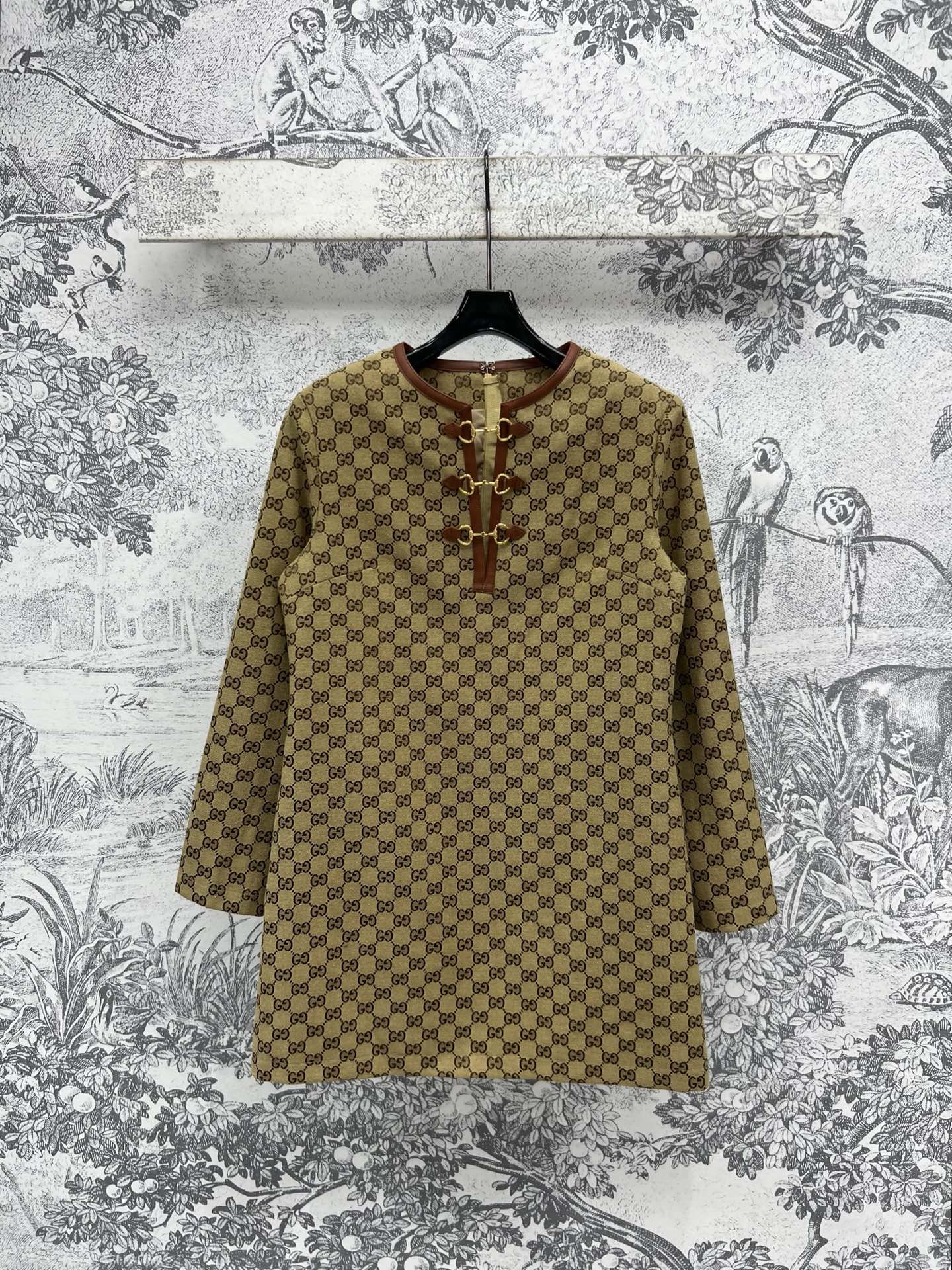 NO:320364,G Home 25 early spring new style, classic double G old flower series, round neck hardware decorative dress, customized classic brown double G jacquard fabric, low-key and fashionable hardware buckle decorative neckline, matched with the same shorts, age-reducing and casual, loose style comfortable and versatile, not picky for people, casual commuting is very good, one color and three codes SML 9,,gucci,skirts, shorts,alexander wang19860909G家 25早春新款 经典双G老花系列 圆领五金装饰连衣裙 定制经典咖色双G提花面料 低调又时髦五金搭扣装饰领口 搭配同款短裤穿搭 减龄又随性 宽松版型舒适百搭不挑人 休闲通勤都很不错一色三码 SML 9,,gucci,skirts,shorts,alexander wang,Women's clothing