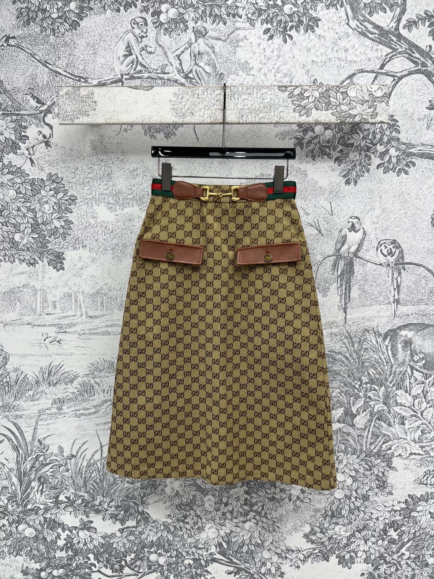 NO:320379,G Home 25 early spring new style, classic double G old flower series, webbing decorative skirt, customized classic brown double G jacquard fabric, classic red and green webbing splicing hardware buckle decorative waist, low-key and fashionable, classic double G clasp logo embellishment, matched with the same series, age-reducing and casual, loose style comfortable and versatile, not picky, casual commuting is very good, one color and three codes SML, gucci, skirts, alexander wang19860909G家 25早春新款 经典双G老花系列 织带装饰半身裙 定制经典咖色双G提花面料 经典红绿织带拼接五金搭扣装饰腰头 低调又时髦 满身经典双G互扣Logo点缀 搭配同系列穿搭 减龄又随性 宽松版型舒适百搭不挑人 休闲通勤都很不错一色三码 SML,,gucci,skirts,alexander wang,Women's clothing