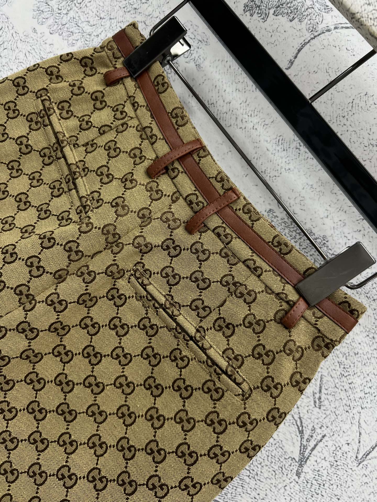 G家 25早春新款 经典双G老花系列 高腰A字短裤 定制经典咖色双G提花面料 低调又时髦五金搭扣装饰腰头