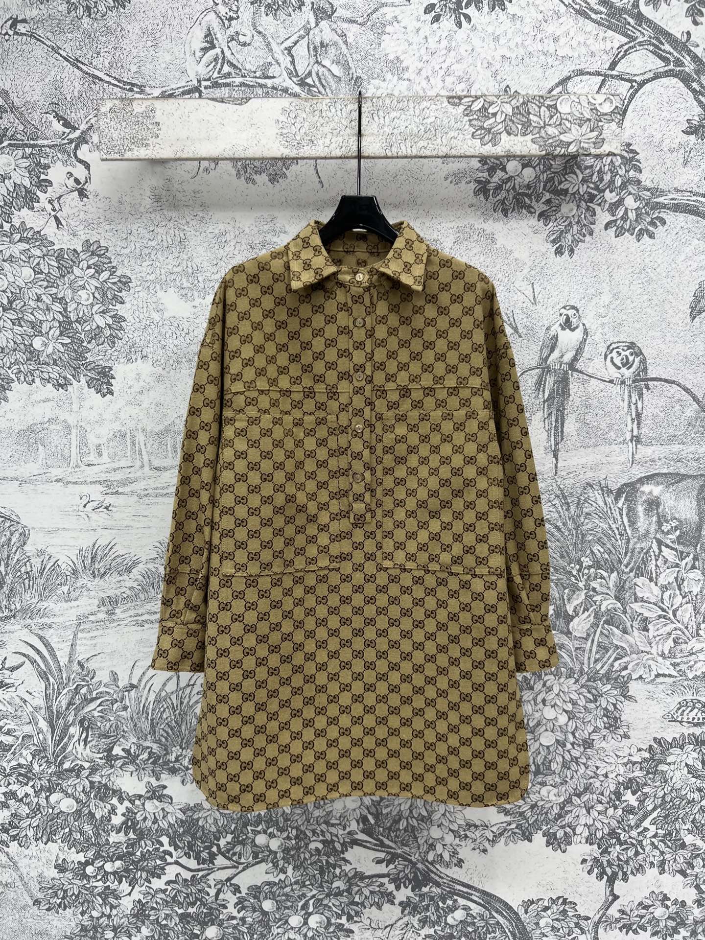 NO:320370,G Home 25 early spring new style, classic double G old-fashioned series, double-collar shirt dress, lapel removable stand-up collar design, one and two clothes, customized classic brown double G jacquard fabric, full of classic double G interlocking logo embellishment, match the same shorts, age-reducing and casual, loose style comfortable and versatile, not picky for people, casual commuting is very good, one color and three codes SML,, gucci, skirts, shorts, shirts, alexander wang19860909G家 25早春新款 经典双G老花系列 双领衬衫连衣裙 翻领可拆卸立领设计 一衣两穿 定制经典咖色双G提花面料 满身经典双G互扣Logo点缀 下搭配同款短裤穿搭 减龄又随性 宽松版型舒适百搭不挑人 休闲通勤都很不错一色三码 SML,,gucci,skirts,shorts,shirts,alexander wang,Women's clothing