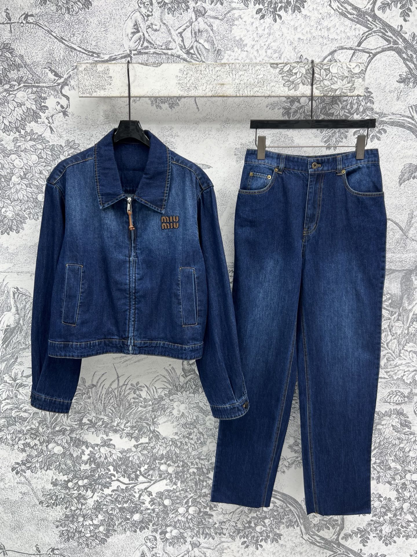 NO:320732,Jackets, 25 early spring new style, American retro street jeans suit, denim is really a versatile item all year round, lapel loose jacket, denim jacket, decorate jacket, make your figure look long, trousers are also the same fabric, the slightly high waist design visually lengthens the legs, the fabric is also very comfortable, letter logo leather embroidery decoration, a set of matching is cool and handsome, strongly recommended must-have outfits in early spring, one color, three codes SML,, jackets & coats, jackets & coats, alexander wang19860909外套 裤 25早春新款 美式复古街头牛仔套装 牛仔真的是一年四季的百搭单品 翻领宽松夹克牛仔外套修饰身材很显腿长 裤子也是同款面料 微高腰的设计视觉把腿部比例拉长 面料舒适度也很赞 字母logo皮革刺绣装饰 一套搭配酷帅感直接拉满 强烈推荐早春必备穿搭 一色三码 SML,,jackets & coats,jackets & coats,alexander wang,Women's clothing