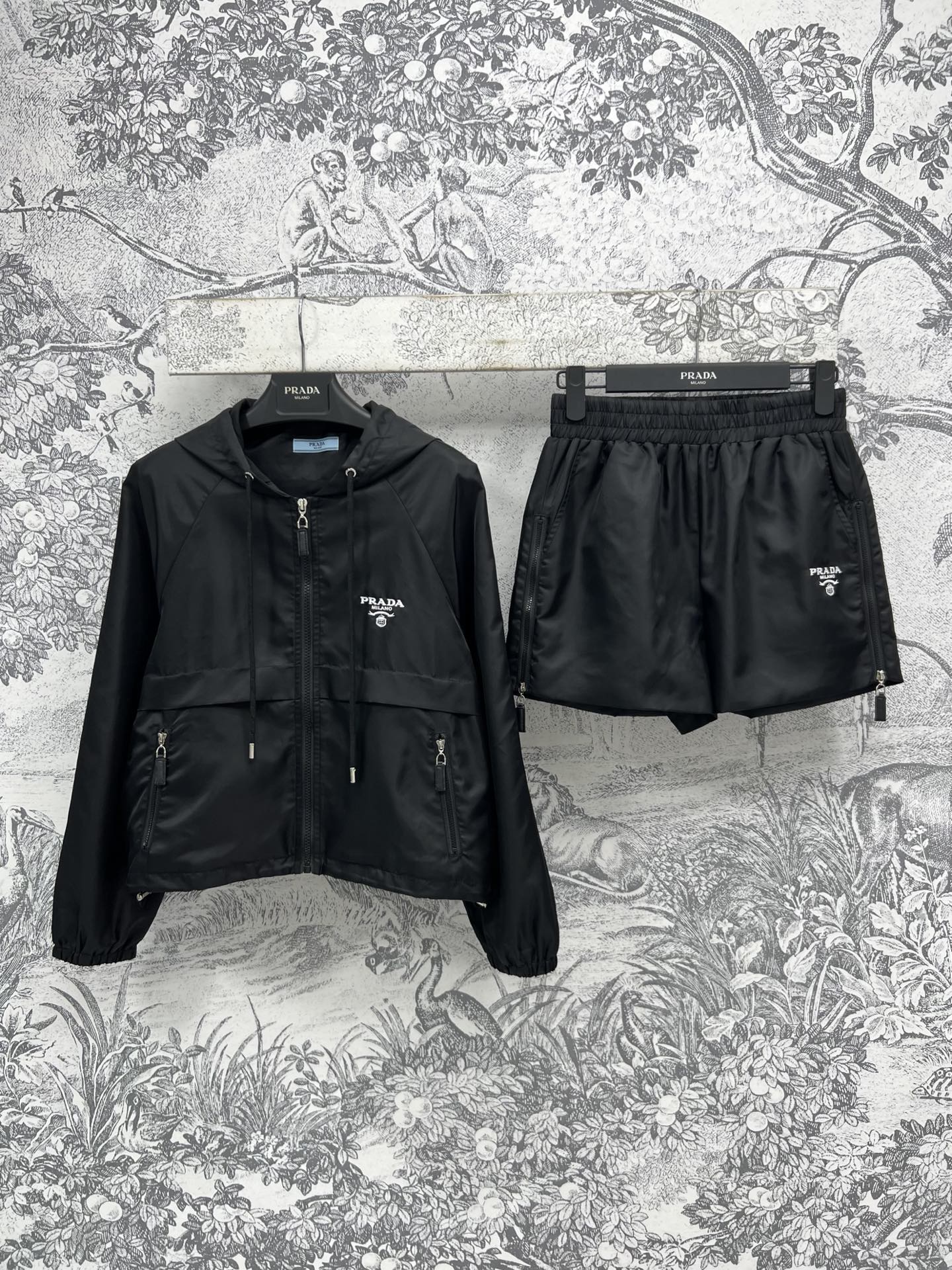 NO:320738,PD Home 25 Early Spring New Style Solid Color Casual Nylon Set Hooded Zipper Jacket with Elastic Shorts One Set Slim and Fashionable and Handsome Super Personalized Logo Triangle Embellishment It looks good when you are separated One Set for sale Two Colors and Three Codes SML 8,,dior,shorts,jackets & coats,hats,alexander wang19860909PD家 25早春新款 纯色休闲尼龙套装 连帽拉链外套搭配松紧短裤 一套搭配显瘦又时髦帅气 超级个性 logo三角点缀 分开搭配也好看 一套出售 两色三码 SML 8,,dior,shorts,jackets & coats,hats,alexander wang,Women's clothing