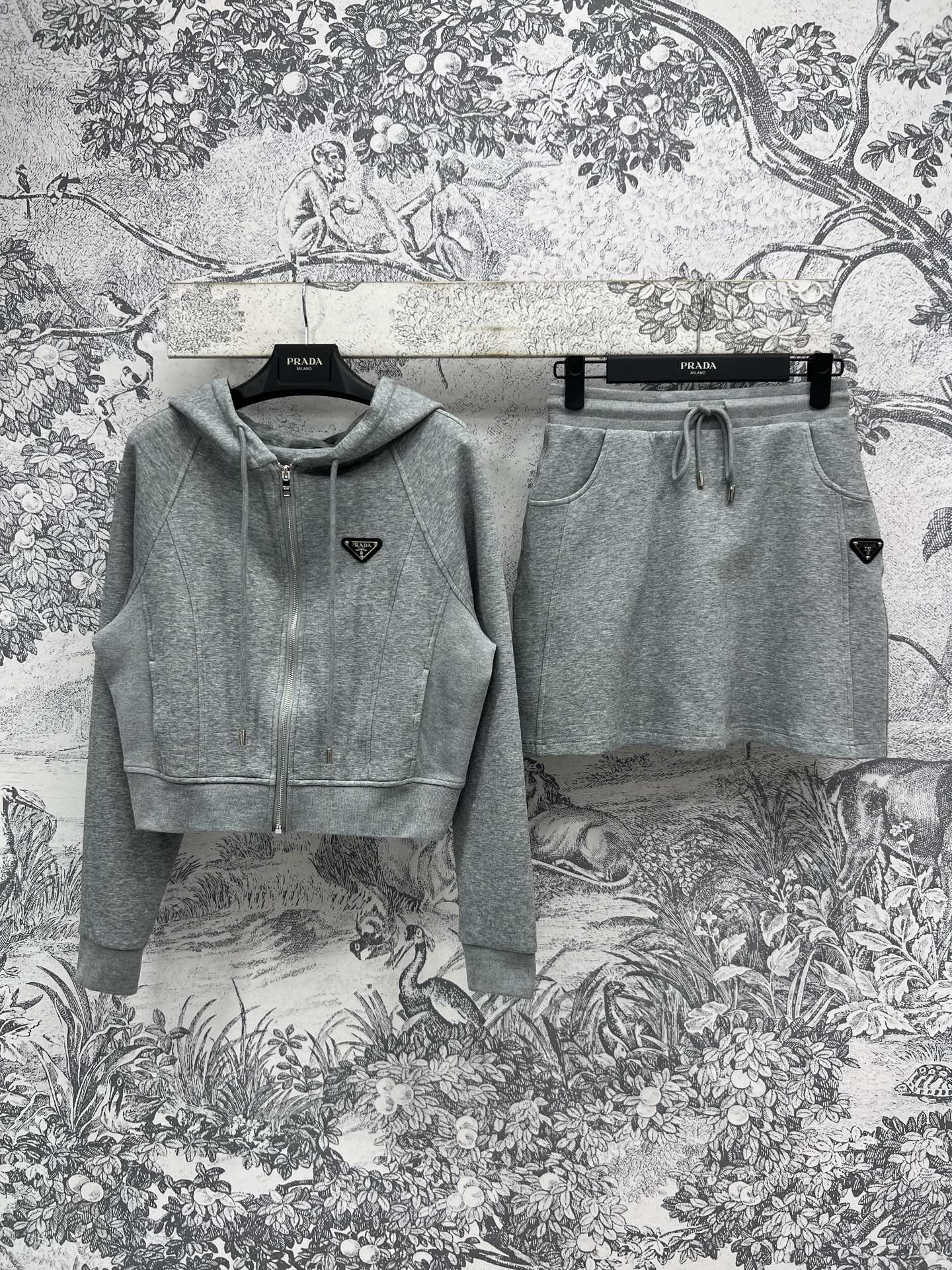 NO:320721,PD Home 25 Early Spring New Fashionable Casual Suit All-match Black and Gray Hooded Slim Sweatshirt   Elastic Short Skirt A Set of Classic Triangle Logo Logo With Super Recognition and Easy to Get Fashionable Short Tops With High Waist Pants The upper body is 1.8 meters tall Model Body Two Colors Three Sizes, Dior, Hoodie, Sweatshirts, Skirts, Hats, Alexander Wang19860909PD家25早春新款 时髦休闲套装 百搭黑灰色系 连帽修身卫衣 松紧短裙 绝绝子一套搭配 经典三角标logo标志 拥有超高辨识度并且轻松get到时髦范 短款的上衣搭配高腰裤子 上身就是一米八模特身材 两色三码,,dior,hoodie,sweatshirts,skirts,hats,alexander wang,Women's clothing