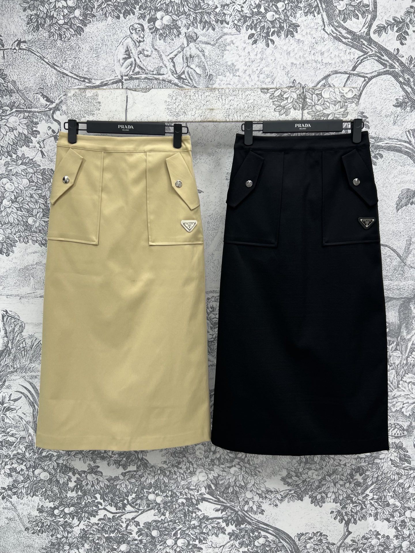 NO:320727,PD Home 25 Early Spring New Style Workwear High-waist A-line Skirt. Paired with a simple short T-shaped style, it looks slim and beautiful. High waistline   A-line Skirt is the perfect way to cover the flesh and make it look slim and tall. It can be sweet or salty but not picky about people. No matter how you match it, it is spicy and cool. The loose style is free and unrestrained. It can be controlled by any figure. It can easily wear a cool and cool feeling. Two colors and three codes. SML, dior, skirts, alexander wang19860909PD家25早春新款 工装风高腰A字半身裙 搭配一件简单的短T就时髦范满满 显瘦又美貌绝绝子 高腰线＋A字裙就是完美的遮肉显瘦显高小能手 可甜可咸白搭不挑人 不管怎么搭配都又辣又酷 宽松版型自在不拘束 任何身材都能驾驭 轻松穿出酷飒感两色三码 SML,,dior,skirts,alexander wang,Women's clothing