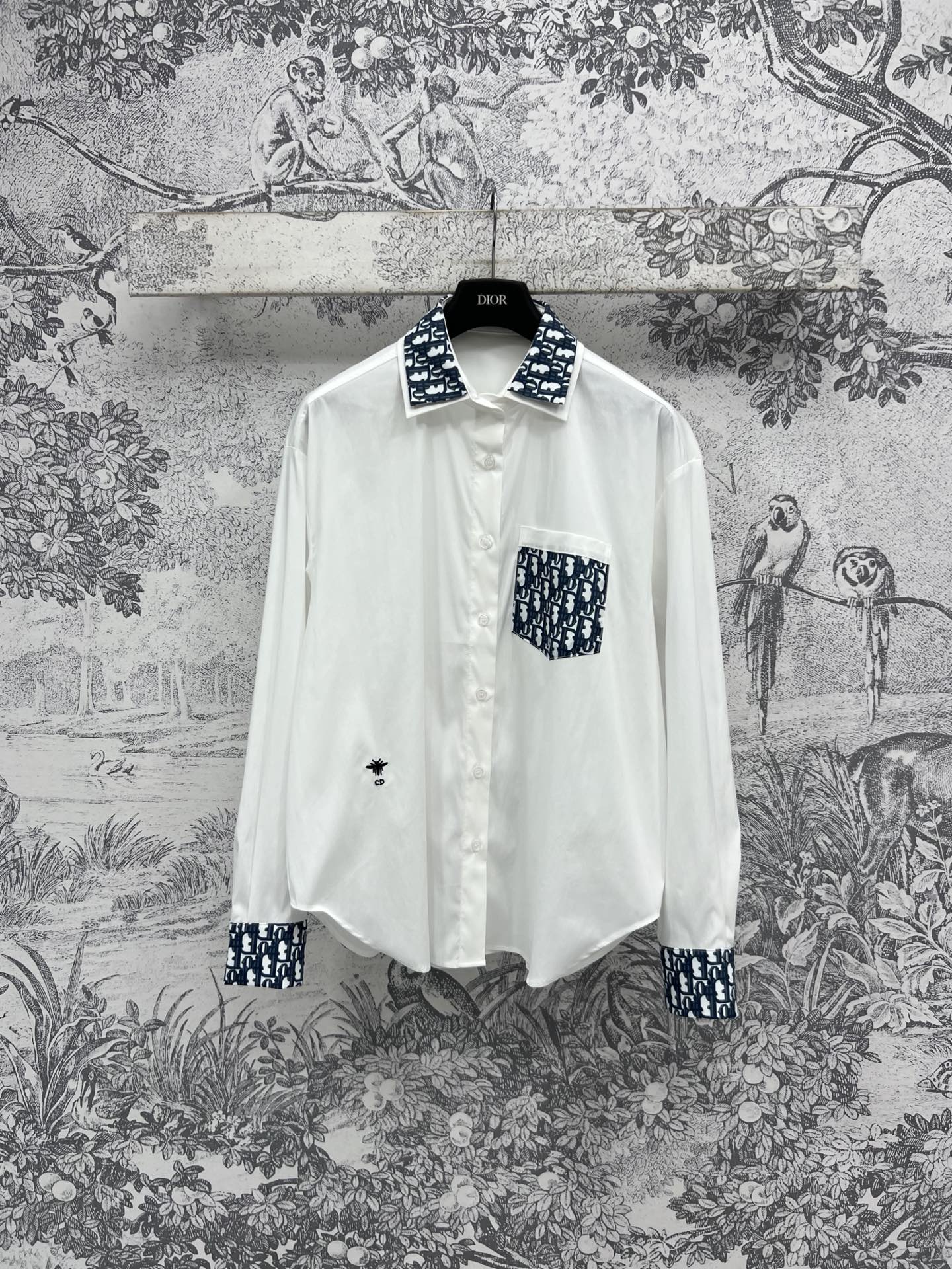 NO:320733,D home 25 early spring new style D letter prescription printed shirt, lapel shirt that combines exquisite and casualness, D letter prescription printed design with chest pocket and cuffs, very unique, fashionable and versatile. Those who like presbyopia must not miss it. Any combination is very age-reducing and fashionable. The basic style is versatile and not picky. One color and three codes SML 92882,,dior,shirts,alexander wang19860909D家 25早春新款 D字母老花拼接印花衬衫 集精致休闲于一体的翻领衬衫 胸前口袋与袖口拼接D字母老花印花设计 非常有个性 时髦又百搭 喜欢老花的一定不要错过 随便搭配都很减龄时髦 基础版型百搭不挑人 一色三码 SML 92882,,dior,shirts,alexander wang,Women's clothing