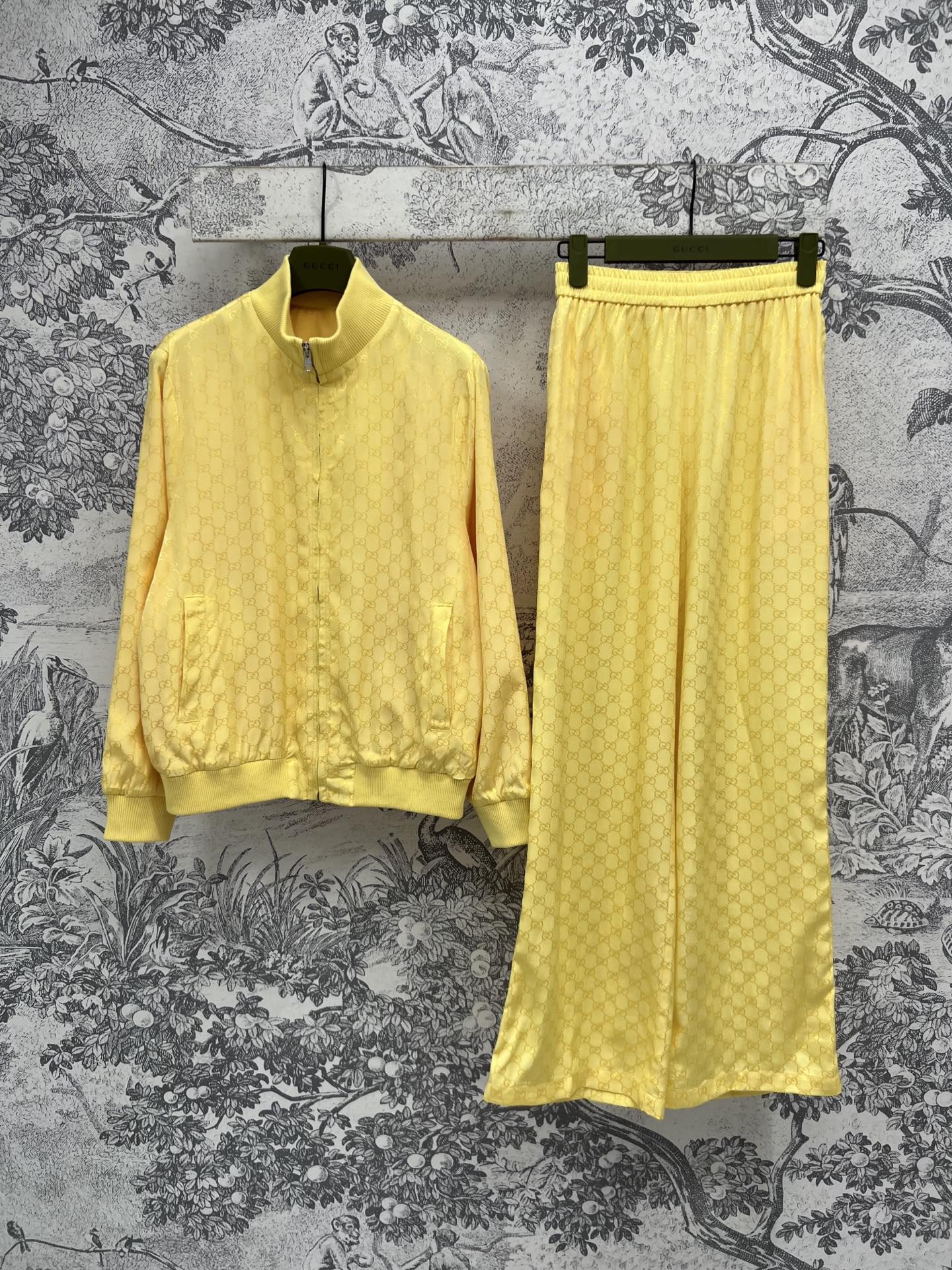 NO:320739,G Home 25 Early Spring New Fluorescent Color Double G Jacquard Casual Sports Set High-end Customized Double G Jacquard Fabric Simple and Eye-catching and Premium Hooded Zipper Jacket Style with Elastic Casual Pants A set of upper body Sweet and salty temperament Reducing the age-reducing girlish style Classic style not picky for people with upper body Super slimness A must-have artifact on dates Perfect workmanship quality Details One set for sale SML, Gucci, Jackets & coats, Hats, Alexander wang19860909G家 25早春新款 荧光色系双G提花休闲运动套装 高级定制双G提花面料 简约吸睛又高级 连帽拉链外套版型搭配松紧休闲裤 一套上身 可甜可盐气质减龄少女风 经典版型不挑人上身超显瘦 约会必入神器 完美做工品质看细节 一套出售 SML,,gucci,jackets & coats,hats,alexander wang,Women's clothing