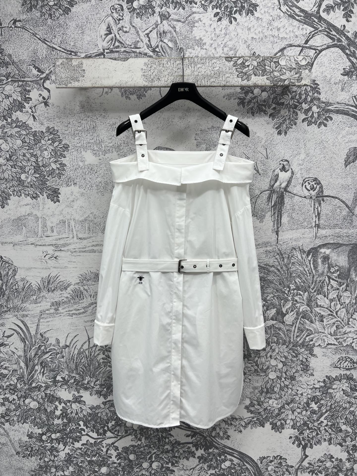 NO:320745,D Home 25 Early Spring New Style Sling One-Lone Collar Shirt Dress Fabric Feeling Comfortable Handsome Not Picky People's Wear Adjustable Sling One-Shoulder Design Matching with this cloth belt to slim waist, full of purity and sexy, Super Modifying the clavicle and neck lines, the upper body looks great, and it looks good no matter how you match it. Two colors and three codes SML,,dior, skirts,alexander wang19860909D家 25早春新款 吊带一字领衬衣连衣裙 面料手感舒适不挑人穿 可调节肩带一字肩的设计 搭配本布腰带收腰显瘦 带着满满的纯欲和性感 超级修饰锁骨和颈部线条上身巨显身材 怎么搭配都好看 两色三码 SML,,dior,skirts,alexander wang,Women's clothing