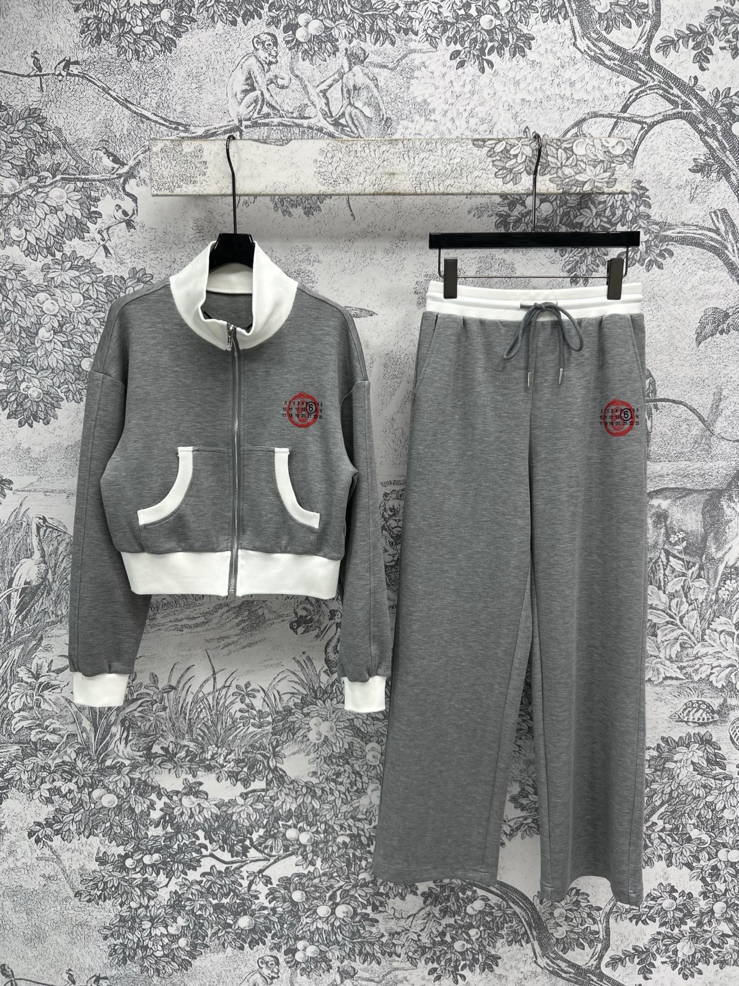 NO:321122,New early spring sports and casual suits, casual and fashionable sports suits, contrasting stand-up collar zipper jacket   high-waist casual pants, youthful age-reducing feeling, the logo prints on the chest and pants, the upper body shows the height proportions, and it looks very good when paired separately. A set of two colors and three codes for sale. SML,, jackets & coats,alexander wang19860909早春新款 运动休闲套装 休闲又时尚的运动套装 撞色立领拉链夹克 高腰休闲裤 青春减龄感拉满 胸前和裤子logo印花点辍 上身非常显身高比例 分开搭配也很好看 一套出售两色三码 SML,,jackets & coats,alexander wang,Women's clothing