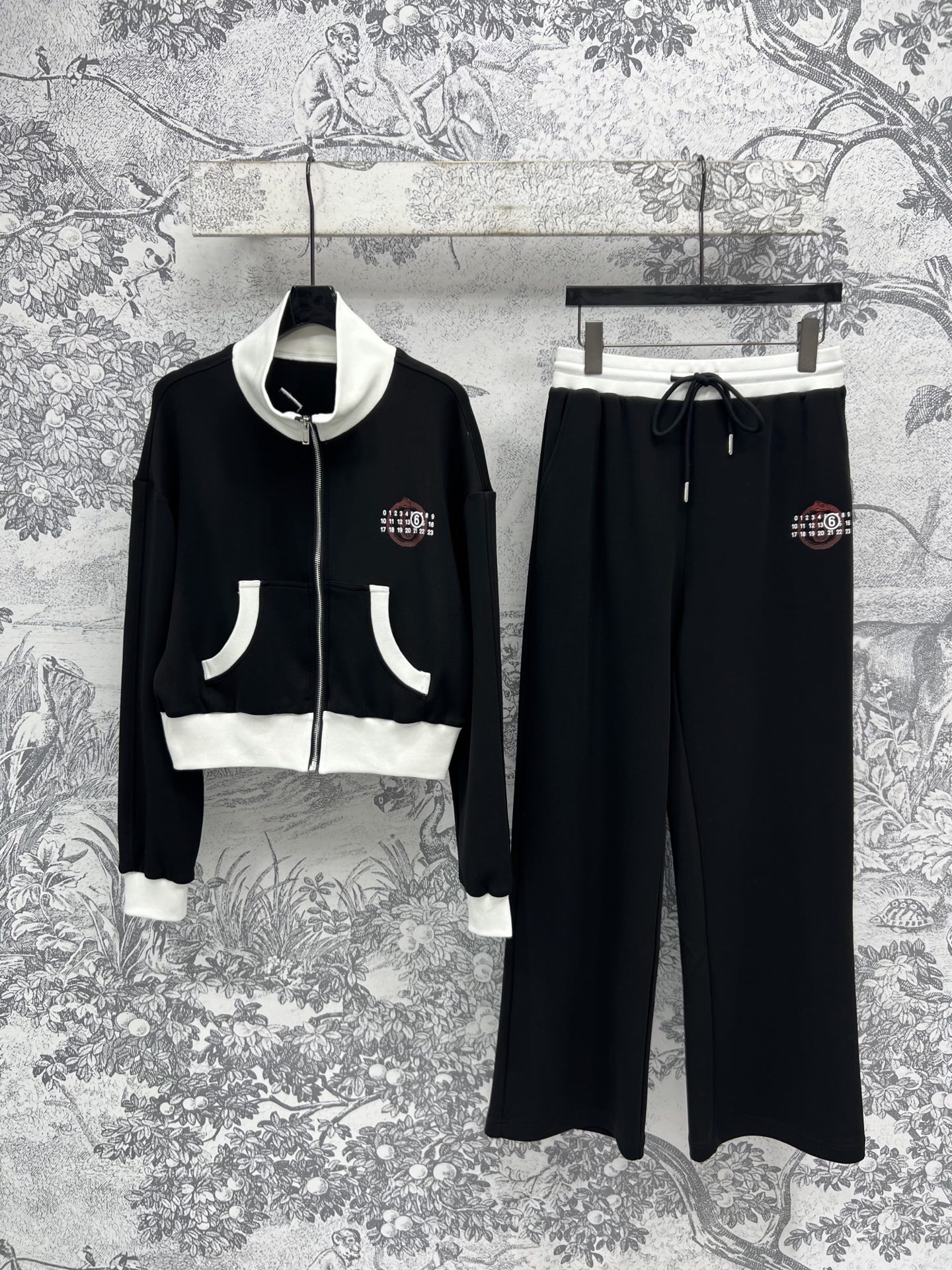 NO:321125,New early spring sports and casual suits, casual and fashionable sports suits, contrasting stand-up collar zipper jacket   high-waist casual pants, youthful age-reducing feeling, the logo prints on the chest and pants, the upper body shows the height proportions, and it looks very good when paired separately. A set of two colors and three codes for sale. SML,, jackets & coats,alexander wang19860909早春新款 运动休闲套装 休闲又时尚的运动套装 撞色立领拉链夹克 高腰休闲裤 青春减龄感拉满 胸前和裤子logo印花点辍 上身非常显身高比例 分开搭配也很好看 一套出售两色三码 SML,,jackets & coats,alexander wang,Women's clothing