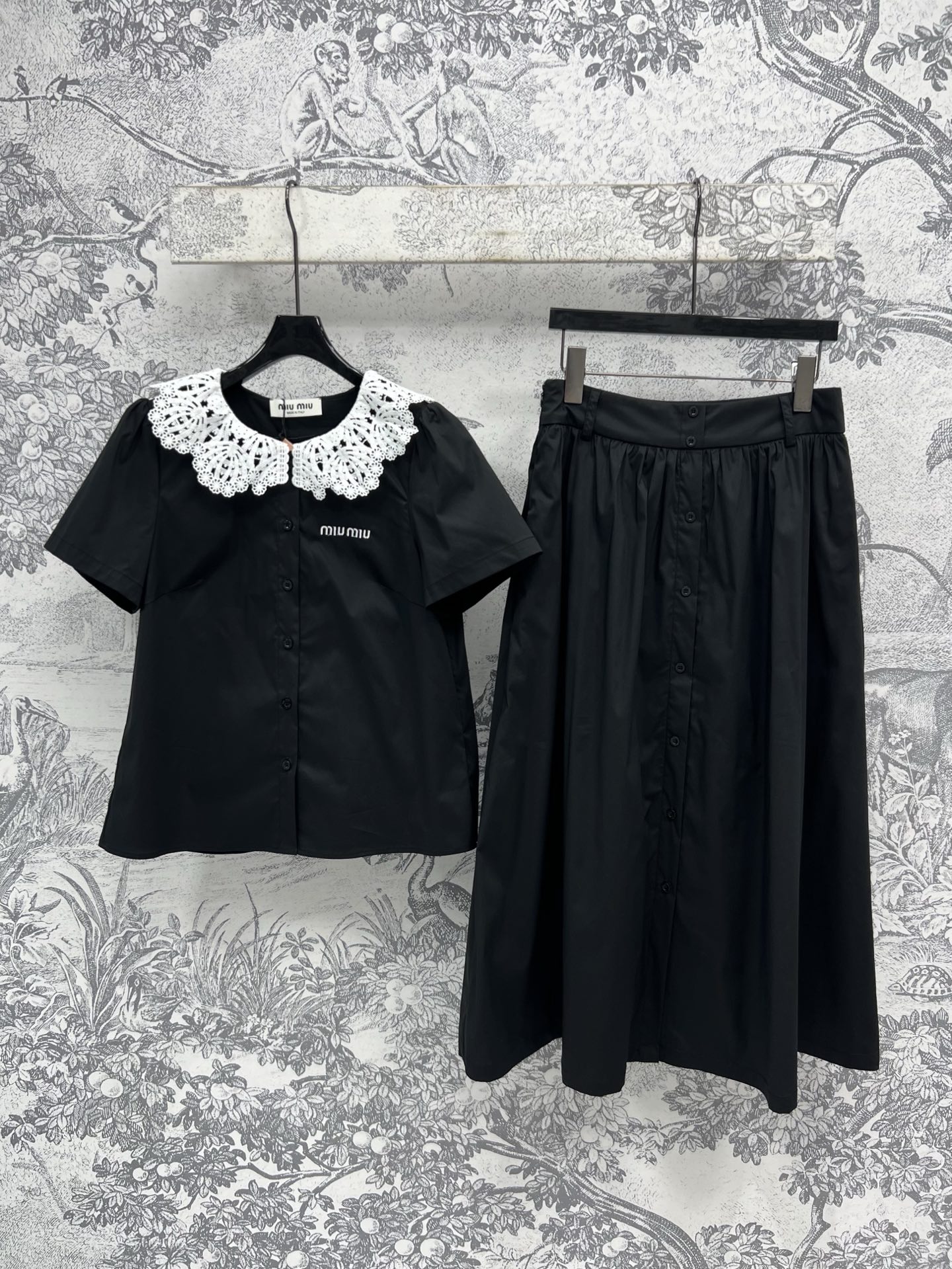 NO:321103,Miu 25 early spring new lace round neck short-sleeved shirt with single-breasted skirt fresh temperament Solid color matching A whole Aizhu The upper body looks slim and tall and versatile. Imported pure cotton fabric has a great texture. A set for sale in two colors and three sizes. SM,,miumiu, skirts,shirts,T-shirts,alexander wang19860909Miu 25早春新款 蕾丝圆领短袖衬衫搭配单排扣半身裙 清新气质 纯色搭配一整个爱住 版型上身显瘦高挑又百搭 进口纯棉面料质感超赞 一套出售两色三码 SM,,miumiu,skirts,shirts,T-shirt,alexander wang,Women's clothing