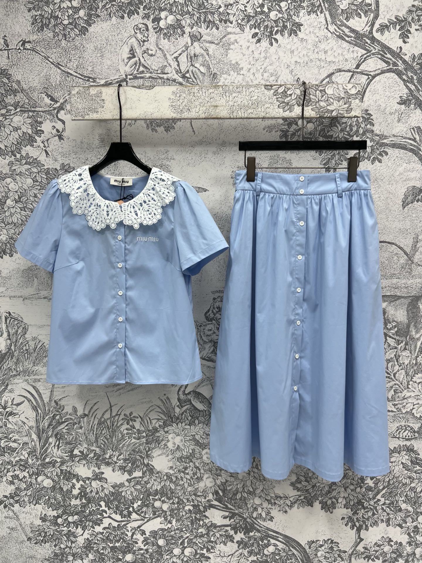 NO:321106,Miu 25 early spring new lace round neck short-sleeved shirt with single-breasted skirt fresh temperament Solid color matching the whole Aizhu The upper body looks slim and tall and versatile. The imported pure cotton fabric has a great texture. Two colors for sale in one set, miumiu, skirts, shirts, T-shirts, alexander wang19860909Miu 25早春新款 蕾丝圆领短袖衬衫搭配单排扣半身裙 清新气质 纯色搭配一整个爱住 版型上身显瘦高挑又百搭 进口纯棉面料质感超赞 一套出售两色,,miumiu,skirts,shirts,T-shirt,alexander wang,Women's clothing