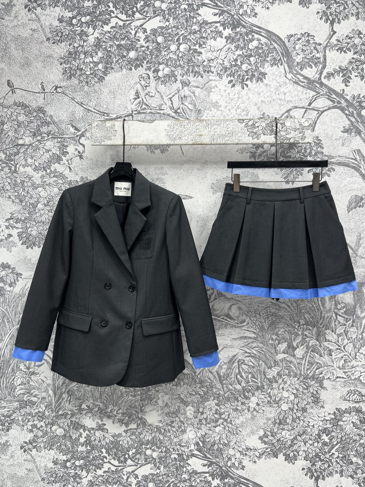 NO:321111,Miu 25 early spring new style, suit jacket   high-waisted pleated skirt, fashionable temperament set, three-dimensional tailoring, perfect shape, upper body covering flesh to make it look slim and fashionable, a set of must-haves for lazy people going out, pocket embroidered letter logo embellishment, fake two-piece design sense, skirt with lining is not afraid of exposure, one set of upper body reduces age and fashionable, one color three-code SML,,miumiu, skirts, jackets & coats, business suit, alexander wang19860909Miu 25早春新款 西装外套  高腰百褶短裙 时尚出街气质套 立体剪裁完美塑形 上身遮肉显瘦又时髦 一套搭配懒人出街必备 口袋刺绣字母Logo点缀 假两件设计感 裙子带有内衬不怕走光 一套上身减龄又时髦 一色三码 SML,,miumiu,skirts,jackets & coats,business suit,alexander wang,Women's clothing