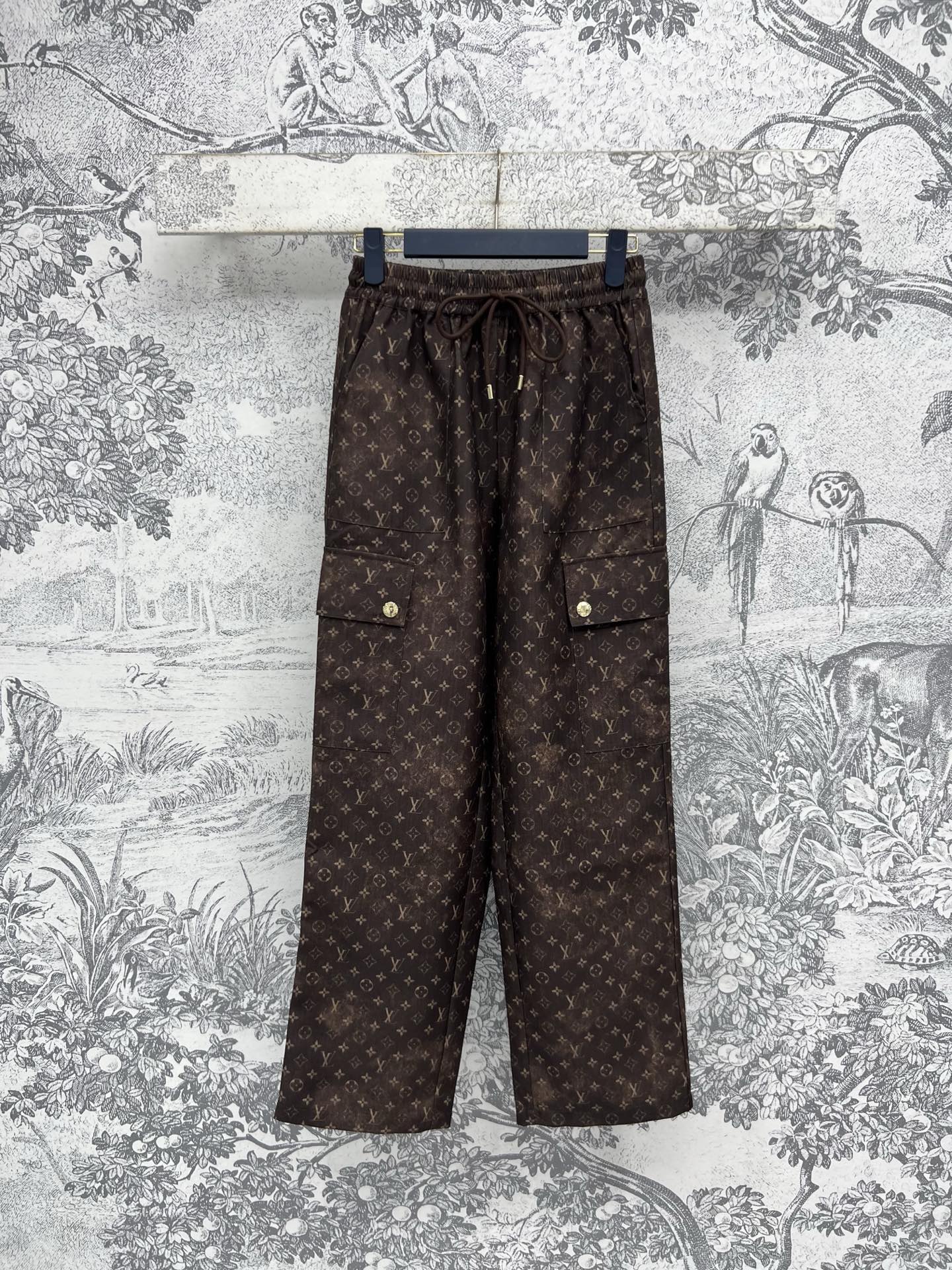NO:321123,L Home 25 Early Spring New Coin Presbyterian Jacquard Working Pants, Careful High Waist Slimming Straight-Package Style, Any body can be controlled, Working Pocket Embellishment Classic and Atmospheric Fashion Customized Coin Presbyterian Jacquard Fabric Shows the Brand Charm, Those who like Presbyterian must not miss it. Classic elements create a fashionable and elegant item that never gets tired of wearing loose style, versatile and not picky about people, good inclusiveness of body shape, must have daily casual suits, one color, three codes, SML,, louis vuitton, alexander wang19860909L家 25早春新款 钱币老花提花工装直筒裤 小心机高腰显瘦直筒版型 任何身材都可驾驭 工装口袋点缀 经典又大气时髦 定制钱币老花提花面料彰显品牌魅力 喜欢老花的一定不要错过 经典元素打造时髦百穿不厌的气质单品 宽松版型 百搭不挑人对身材的包容性很好 日常休闲套装必备 一色三码 SML,,louis vuitton,alexander wang,Women's clothing
