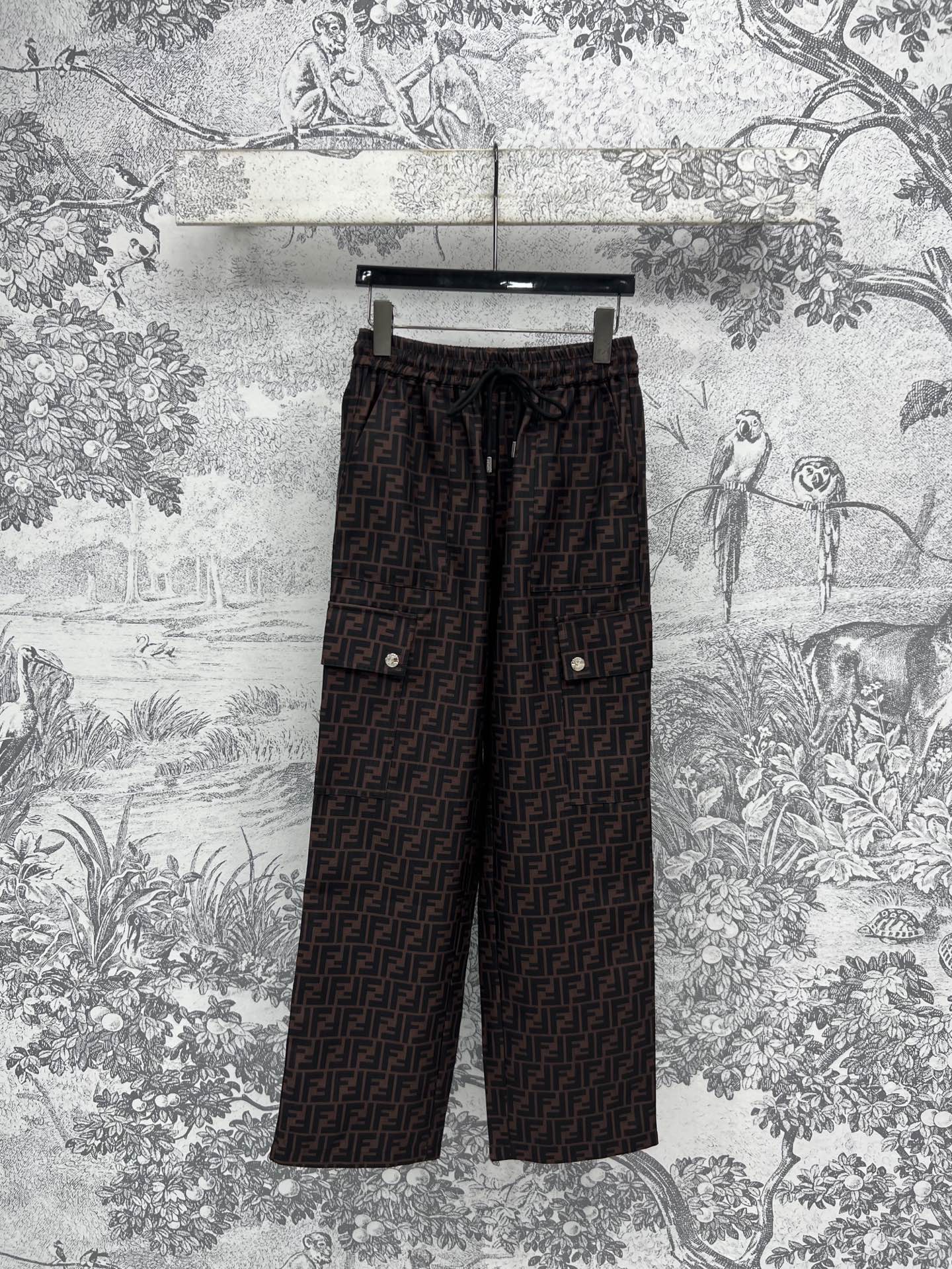 NO:321129,FD Home 25 Early Spring New Style Double F Jacquard Working Straight Pants Careful High Waist Slimming Straight Pairs Can Be Used for Any Body Pocket Embellishment Classic and Atmospheric and Fashionable Customized FF Jacquard Fabric Shows the Brand Charm. Those who like presbyopia must not miss it. Classic elements create a fashionable and elegant item that never gets tired of wearing. Loose style versatile and not picky about people. Very good inclusiveness of body shape. A must-have for daily casual suits. One color and three codes SML0,,dior,alexander wang19860909FD家 25早春新款 双F提花工装直筒裤 小心机高腰显瘦直筒版型 任何身材都可驾驭 工装口袋点缀 经典又大气时髦 定制FF提花面料彰显品牌魅力 喜欢老花的一定不要错过 经典元素打造时髦百穿不厌的气质单品 宽松版型 百搭不挑人对身材的包容性很好 日常休闲套装必备 一色三码 SML0,,dior,alexander wang,Women's clothing