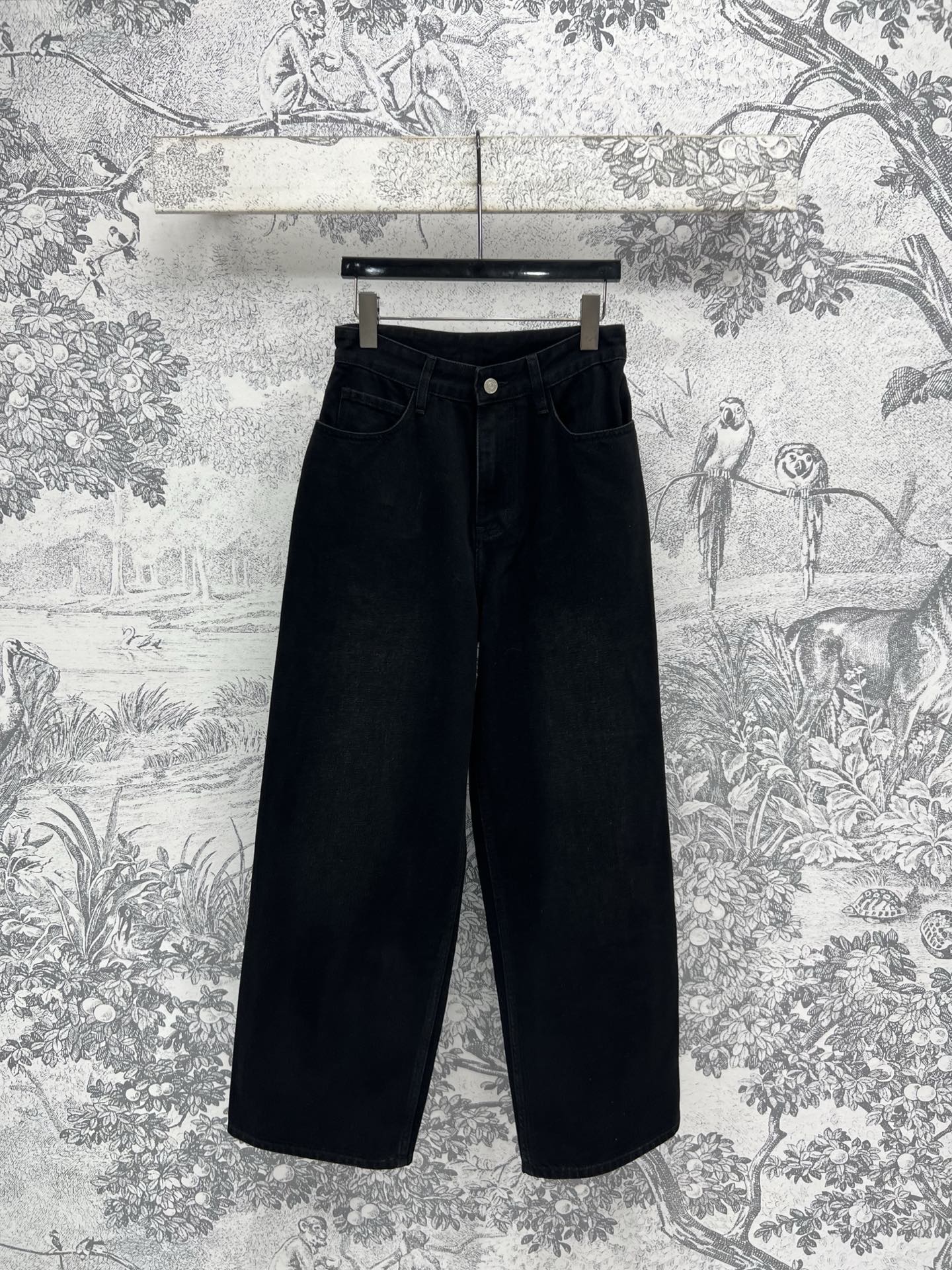 NO:321107,New early spring style high waist straight wide-leg jeans straight wide-leg jeans are more suitable for public legs. Slimming and pulling up the body proportions effectively cover the belly and hips. They are simply a magic tool for slimming and slimming legs. Heavy industry digital logo print back pocket decoration. The wash color is super good. Imported denim fabric. Comfortable and textured. The upper body is age-reducing and handsome and versatile. One color and five codes. 26-27-28-29-30,,jeans,alexander wang19860909早春新款 高腰直筒阔腿牛仔裤 直筒阔腿更适合大众腿型 显瘦拉高身材比例有效遮肚子遮胯宽 简直是拉高瘦腿美颜神器 重工数字logo印花后口袋装饰 水洗颜色超级好看 进口牛仔面料 舒适质感超赞 上身减龄帅气又百搭一色五码 26-27-28-29-30,,jeans,alexander wang,Women's clothing