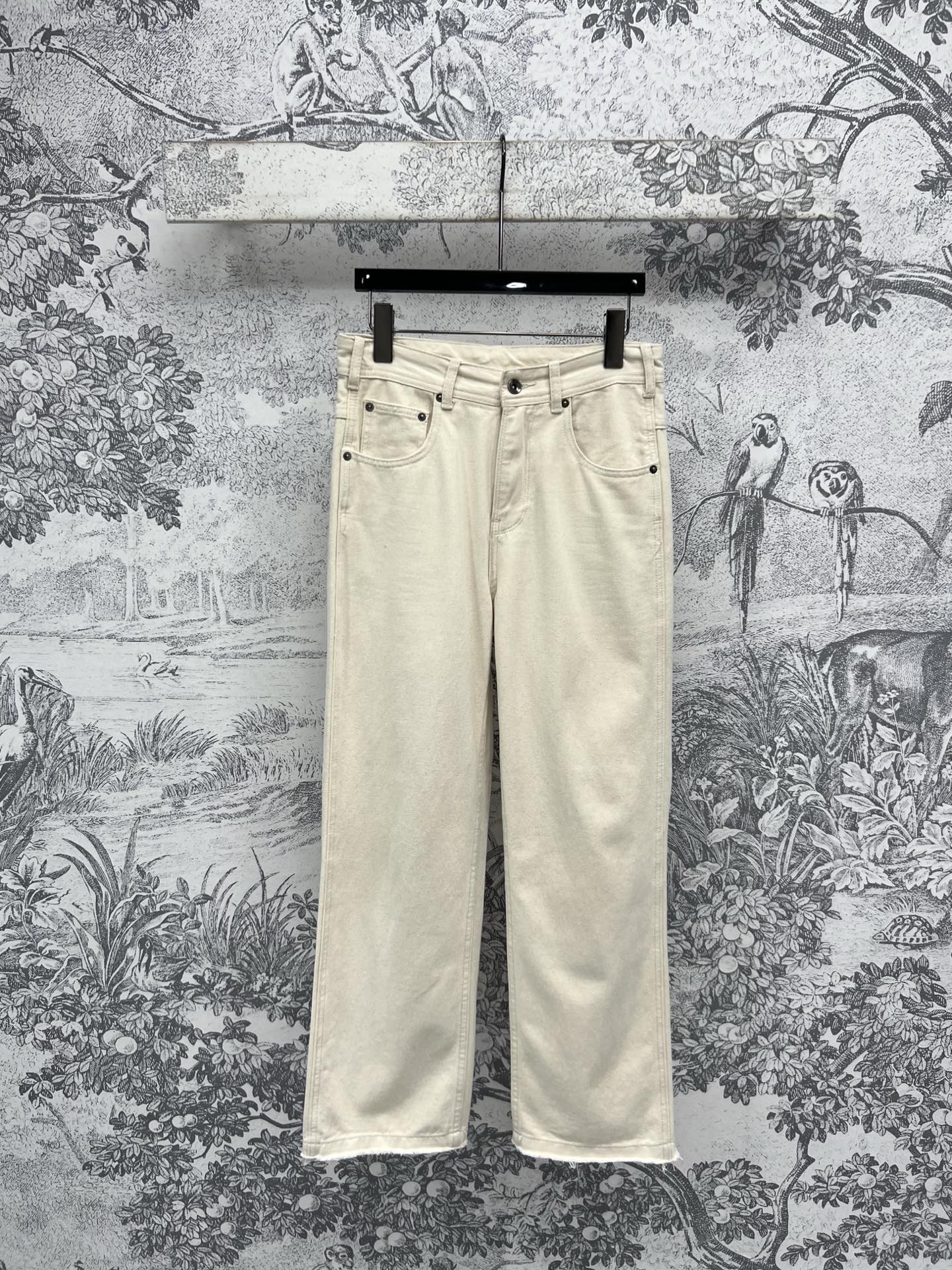 NO:321109,New early spring style, high waist straight-leg pants, a sense of proportion, high waist straight-leg pants, high waist straight-leg pants, upper body hides flesh to make you look slimming, breasted design of trousers, summer short vests are fashionable and slimming, five sizes in one color 26-27-28-29-30,,alexander wang19860909早春新款 高腰直筒裤 妥妥的大长腿比例感 高腰直筒阔腿裤型 上身藏肉显瘦 裤角毛边设计 夏季搭配短款背心时髦又显瘦 一色五码 26-27-28-29-30,,alexander wang,Women's clothing