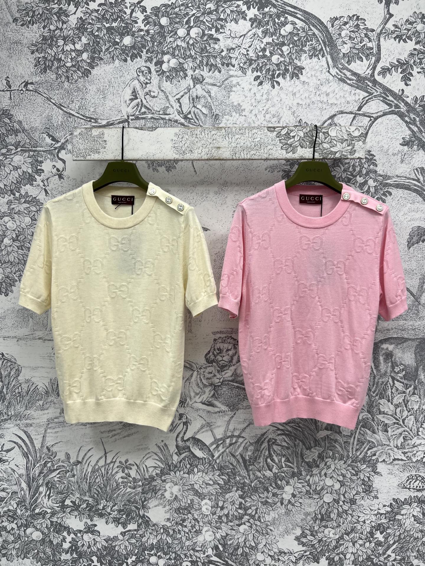 NO:321118,G Home 25 Early Spring New GG Jacquard Knitted Short Sleeve Color is very suitable for the atmosphere of autumn and winter. The upper body temperament is age-reducing and sweet girl. The classic contrasting color GG jacquard retro eye-catching. The round neck short style. The logo pattern button highlights the shoulder lines. The age-reducing girl's casual style. The temperament is not picky and looks good no matter how you match it. Two colors and three codes. SML, gucci, T-shirt, alexander wang19860909G家 25早春新款 GG提花针织短袖 颜色很适合秋冬的氛围感 上身气质减龄又甜美少女 经典的撞色GG提花复古吸睛 圆领短款版型 logo图案纽扣突显肩部线条 减龄少女休闲风 抬气质不挑人怎么搭都好看 两色三码 SML,,gucci,T-shirt,alexander wang,Women's clothing