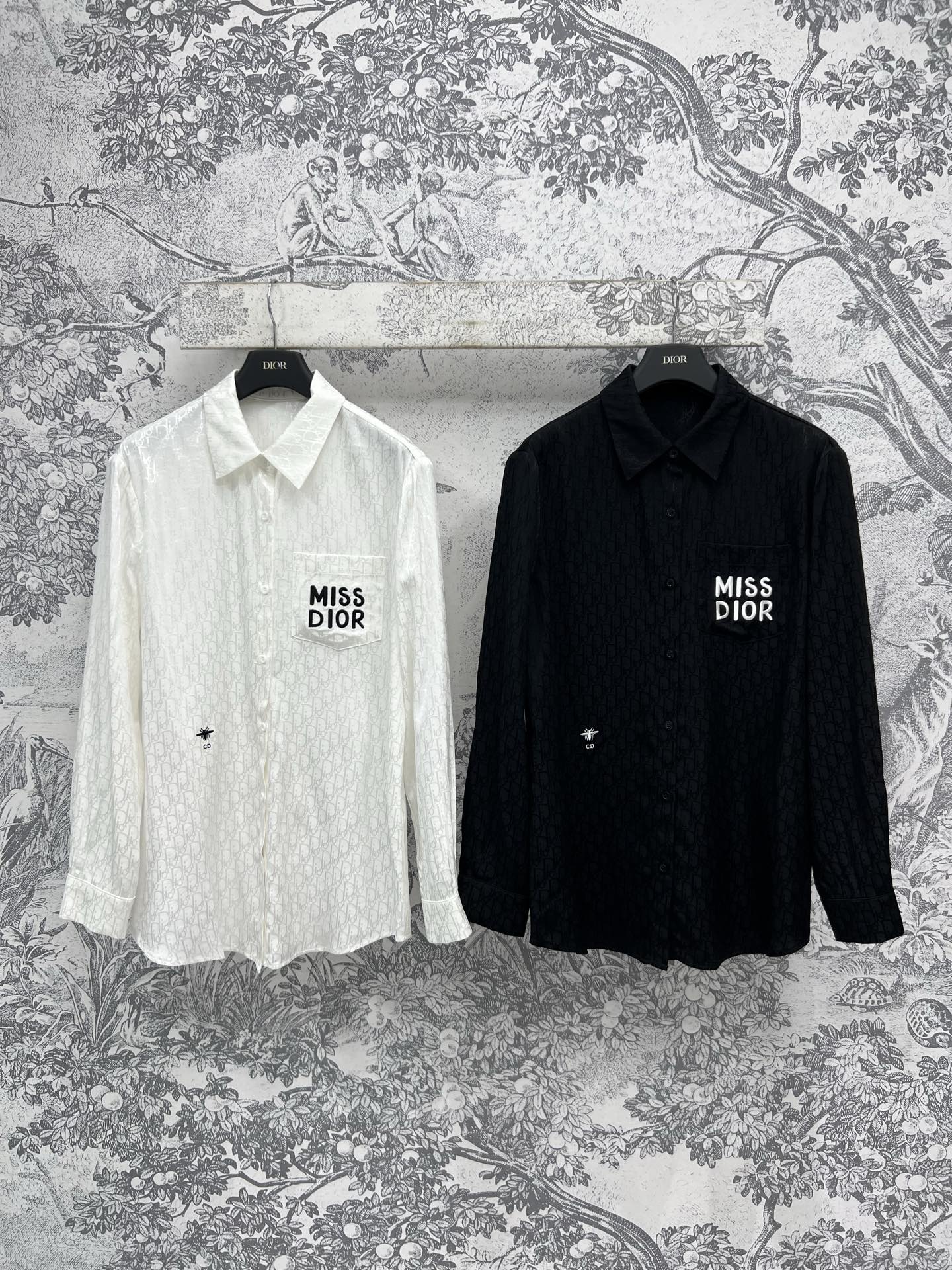 NO:321127,D Home 25 Early Spring New Style, Human Silk D letter Jacquard Shirt, D letter Barrage Presbyterian Shirt, Fashionable and fashionable, Customized Silk Jacquard fabric has excellent gloss and textures under different lights, BF style, loose and comfortable, not picky, thin and not pressed, matched with the same series of skirts, sweet or salty, lazy temperament, super slim and age-reducing, good date and leisure, two colors and three codes, SML,,dior, skirts,shirts,alexander wang19860909D家 25早春新款 人丝D字母提花衬衫 D字母弹幕老花衬衫 洋气又带时髦感 定做人丝提花面料 在不同灯光下的光泽质感都极佳 廓形BF风版型 宽松舒适不挑人 面料轻薄不压身 搭配同系列半裙 可甜可咸慵懒风气质 上身超级显瘦减龄 约会休闲都不错 两色三码 SML,,dior,skirts,shirts,alexander wang,Women's clothing