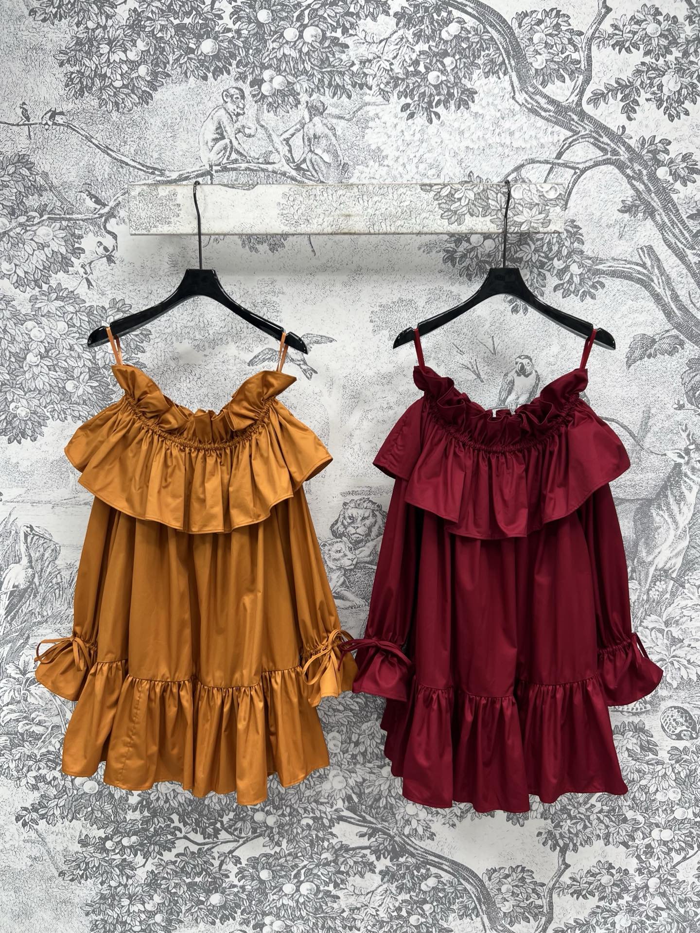 NO:321134,New early spring style, suspender one-shoulder dress, ruffled one-shoulder design, super age-reducing, overall layered, drawstring, ruffled cuff embellishment, suspender one-shoulder off-shoulder design, modify the neck, the upper body looks slim and cute, super gentle, age-reducing, temperament, sweet and salty, versatile and elegant item, any match, two colors and three sizes, SM,, skirts, alexander wang19860909早春新款 吊带一字肩连衣裙 荷叶边一字肩设计超级减龄 整体富有层次感 抽绳荷叶边袖口点缀 吊带一字肩露肩设计修饰脖颈 上身显瘦又可爱 超级温柔减龄显气质 可甜可咸的百搭气质单品 随便搭配都好看 两色三码 SM,,skirts,alexander wang,Women's clothing