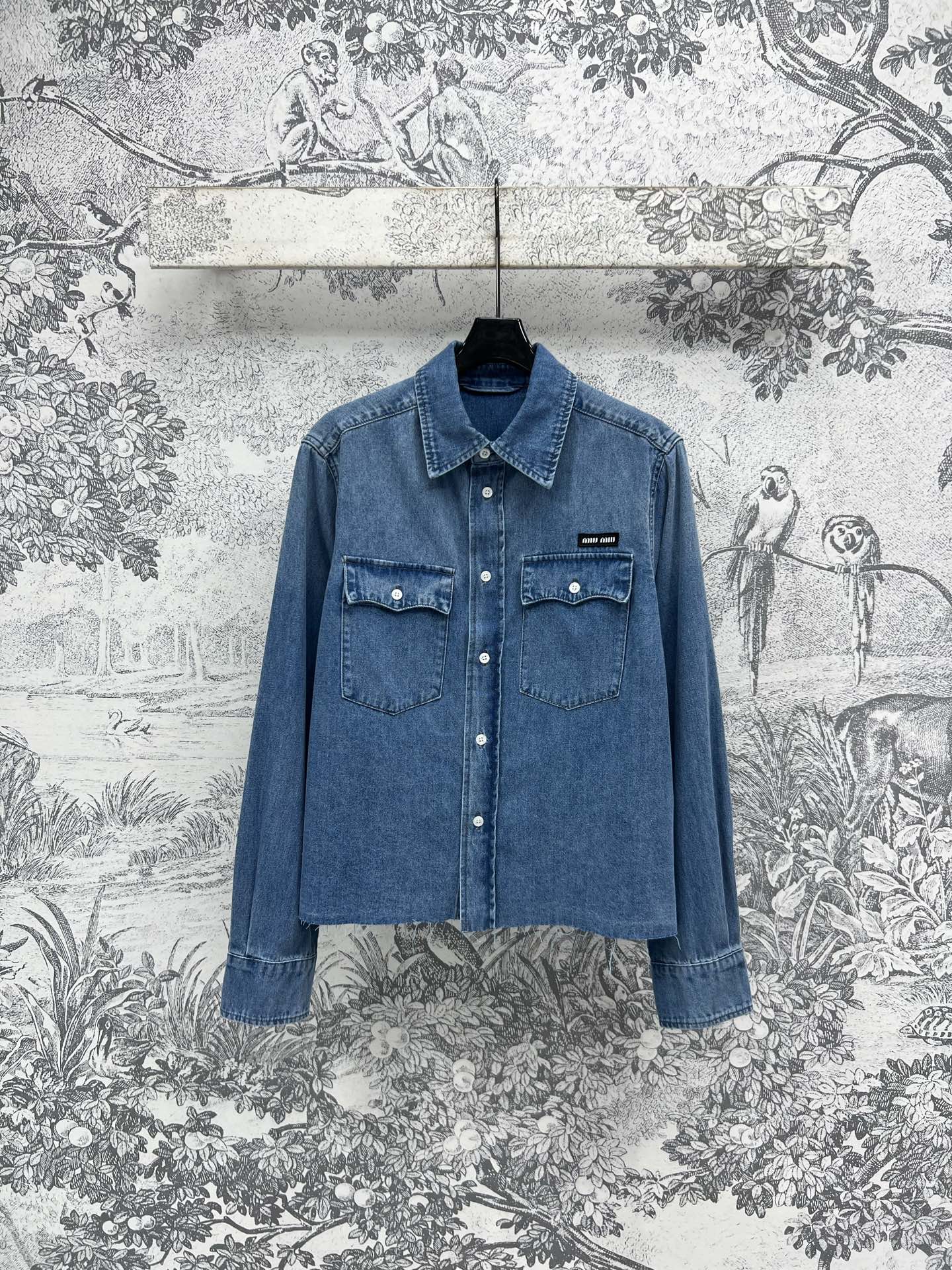 NO:321138,Miu 25 early spring new style denim vest jacket   lapel denim shirt brand embroidery patch logo embellishment low-key and fashionable three-dimensional tailoring style super slim and fashionable and versatile nostalgic retro street aesthetic styling artifact Heavy industry washing retro blue denim fabric texture is super good. Just wear a T-shirt to easily create a sense of clothing layering. versatile and not picky about people. SML, miumiu, jackets & coats,shirts,tees, t-shirt,alexander wang19860909Miu 25早春新款 牛仔马甲外套  翻领牛仔衬衫 品牌刺绣贴布Logo点缀低调又时髦 立体剪裁版型上身超级显瘦又时髦百搭 怀旧复古街头美感造型神器 重工洗水复古蓝牛仔面料质感超赞 随便搭个T恤轻松营造服装层次感 百搭不挑人一色三码 SML,,miumiu,jackets & coats,shirts,tees，t-shirt,alexander wang,Women's clothing