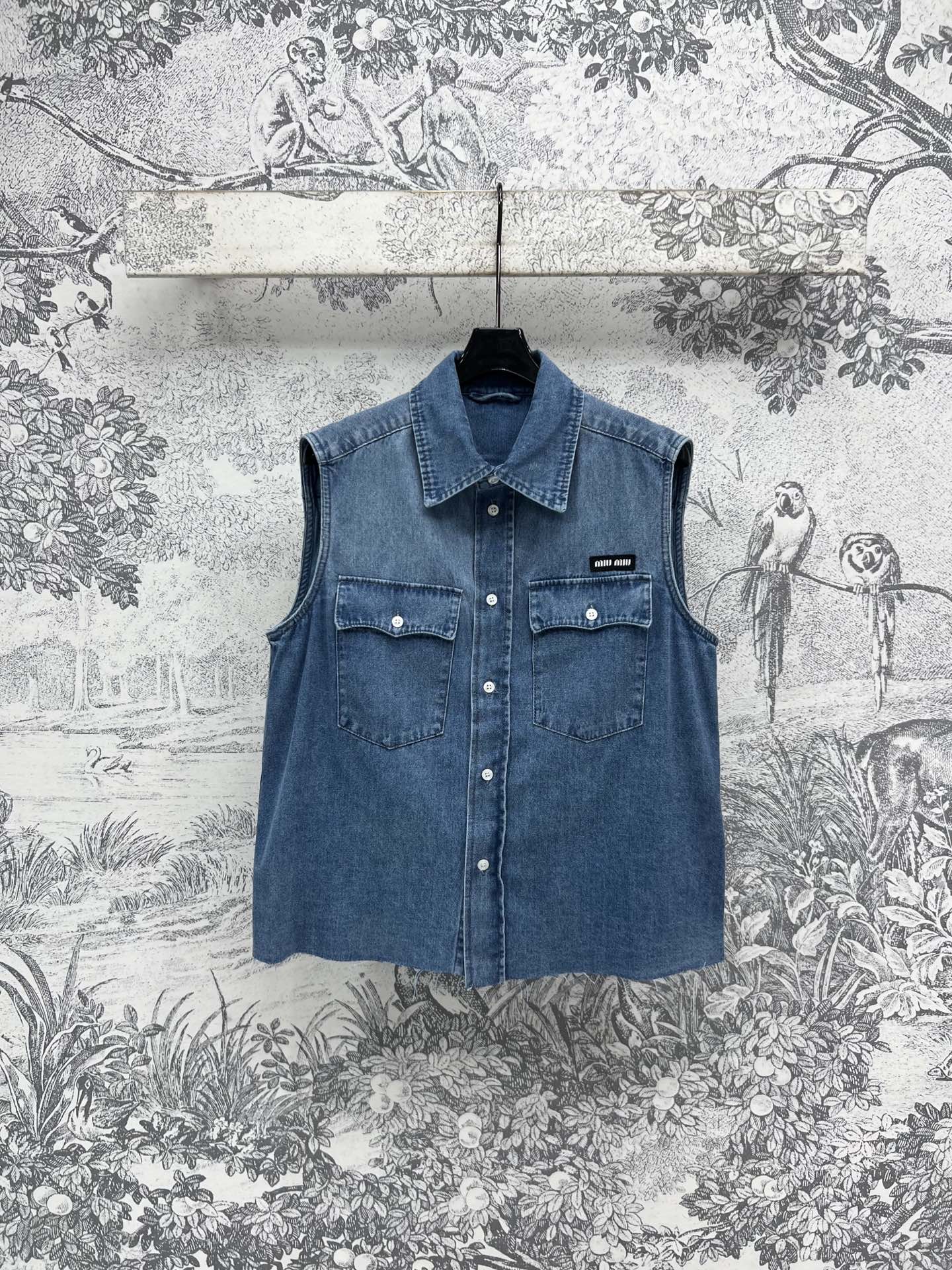 NO:321142,Miu 25 early spring new style denim vest jacket   lapel denim shirt brand embroidery patch logo embellishment low-key and fashionable three-dimensional tailoring style super slim and fashionable and versatile nostalgic retro street aesthetic styling artifact Heavy industry washing retro blue denim fabric texture is super good. Just wear a T-shirt to easily create a sense of clothing layering. It is versatile and not picky about people. SML 828,,miumiu, jackets & coats,shirts,tees,t-shirt,alexander wang19860909Miu 25早春新款 牛仔马甲外套  翻领牛仔衬衫 品牌刺绣贴布Logo点缀低调又时髦 立体剪裁版型上身超级显瘦又时髦百搭 怀旧复古街头美感造型神器 重工洗水复古蓝牛仔面料质感超赞 随便搭个T恤轻松营造服装层次感 百搭不挑人一色三码 SML 828,,miumiu,jackets & coats,shirts,tees，t-shirt,alexander wang,Women's clothing