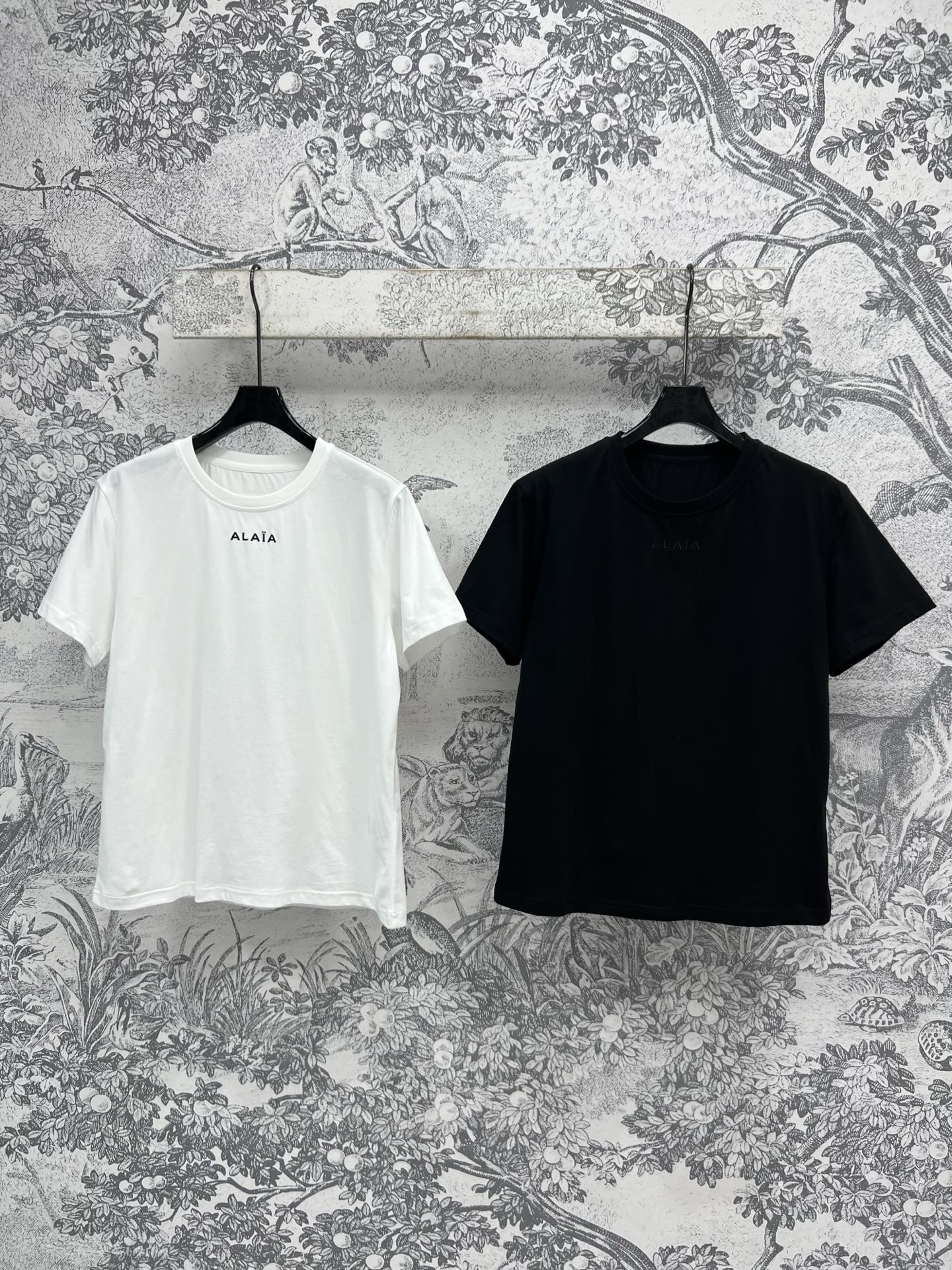 NO:321146,New spring and summer embroidered logo short-sleeved T-shirts, everyday versatile items, pure cotton fabric comfortable and breathable, basic style, easy to control, logo embroidery simple and eye-catching, two colors and three codes, SML, T-shirt,tees, t-shirt,alexander wang19860909春夏新款 刺绣logo短袖T恤 日常百搭单品 纯棉面料舒适透气 基础款的版型 轻松好驾驭 logo刺绣简约吸睛 两色三码 SML,,T-shirt,tees，t-shirt,alexander wang,Women's clothing