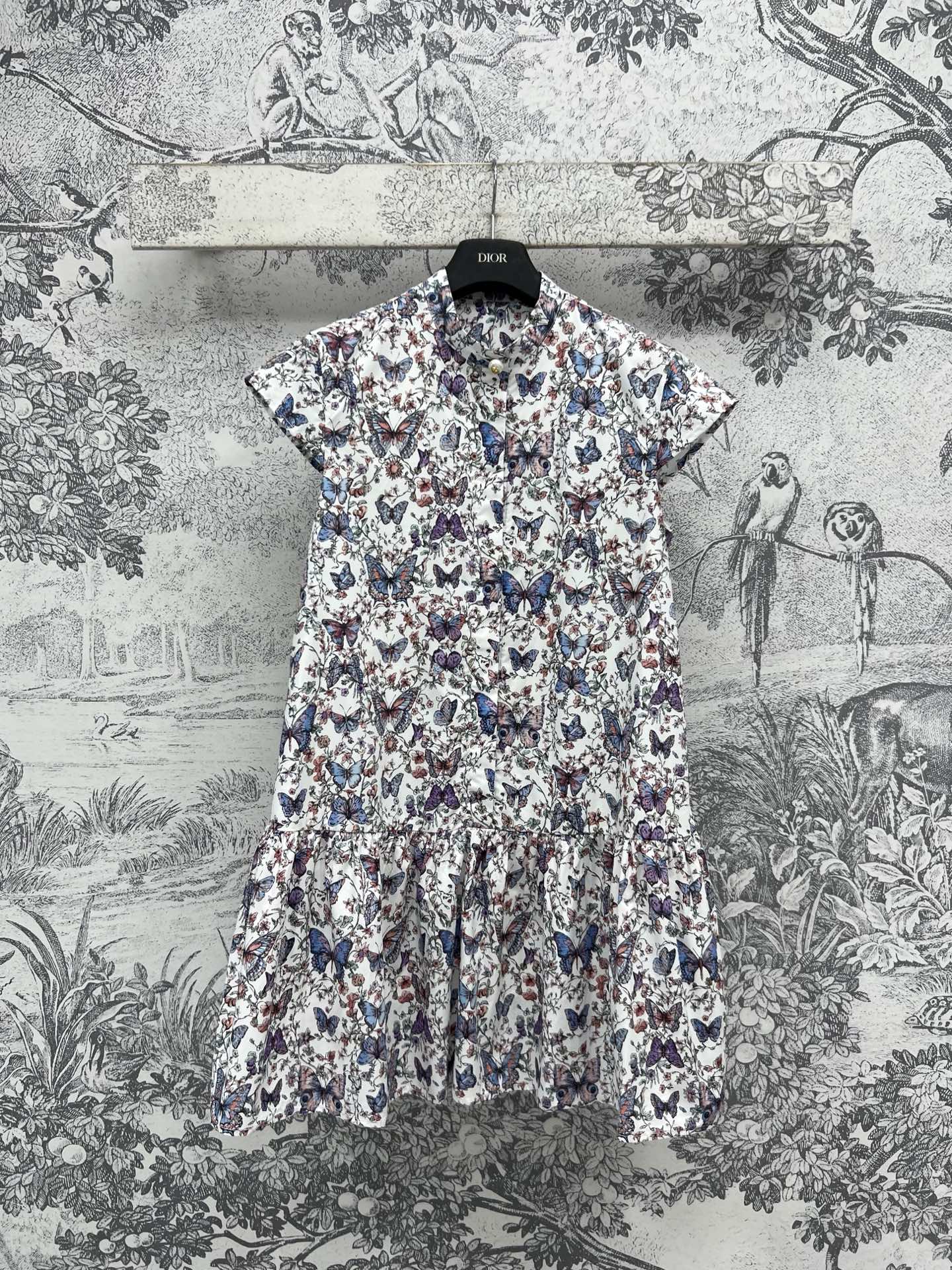 NO:321131,D Home 25 early spring new style, butterfly floral print stand collar dress, stand collar small flying sleeve design, this dress is too well-behaved, the upper body of the little flying sleeve design playful custom butterfly floral jacquard fabric, classic little bee embroidery logo embellishment, low-key and fashionable, a whole pure and age-reducing girlish feeling, one color three codes SML, dior, skirts, alexander wang19860909D家 25早春新款 蝴蝶花卉印花立领连衣裙 立领小飞袖设计 这件衣服上身也太乖了吧 小飞袖设计俏皮减龄定制蝴蝶花卉提花面料 经典小蜜蜂刺绣logo点缀 低调时髦 一整个清纯减龄少女感 一色三码 SML,,dior,skirts,alexander wang,Women's clothing