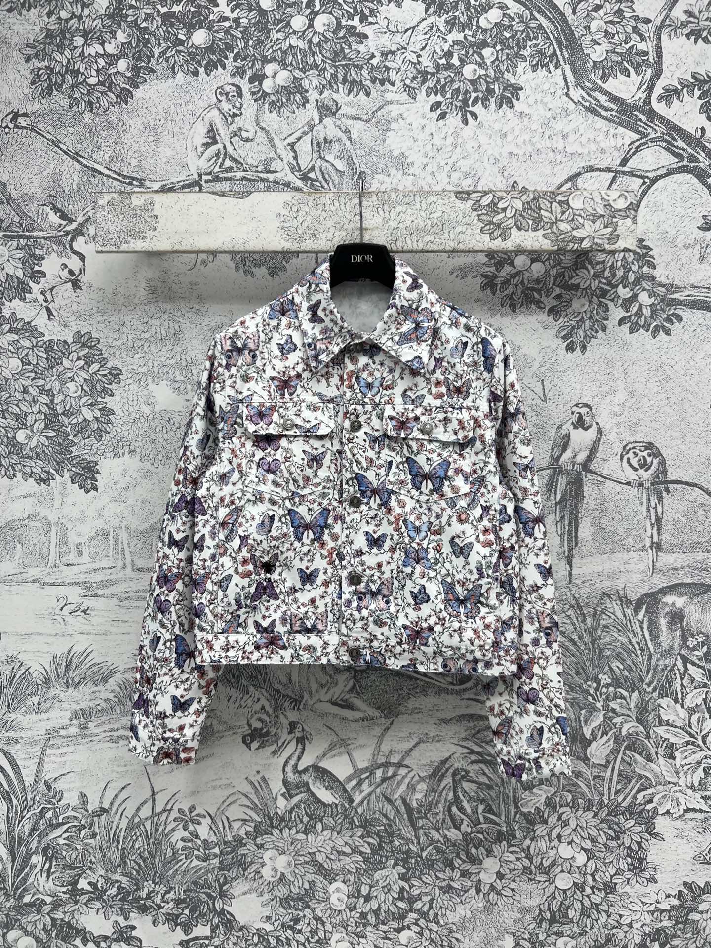 NO:321135,D Home 25 early spring new style, butterfly floral print jacket, classic small lapel design, short jacket style, handsome, retro and fashionable, high-end cool colors, no matter how you wear it, custom logo hardware buckle decoration, excellent details, three-code one color, SML,,dior, jackets & coats, jackets & coats, alexander wang19860909D家 25早春新款 蝴蝶花卉印花夹克外套 经典的小翻领设计 短款夹克版型 上身帅气又复古时髦 高级感的清冷色系 怎么穿都不会挑人 定制logo五金扣饰装饰 细节绝绝子 一色三码 SML,,dior,jackets & coats,jackets & coats,alexander wang,Women's clothing